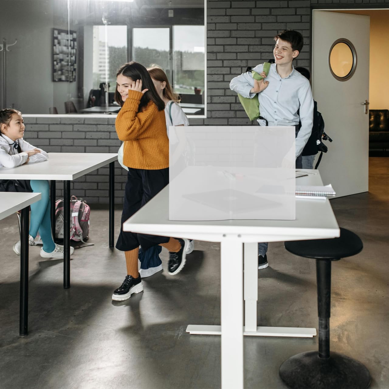 KALLORY Plastic Safety Partition Portable Countertop Barrier Sneeze Guard Divider for Desks Easy to Clean Self-Standing Board for Public Areas and Workspaces