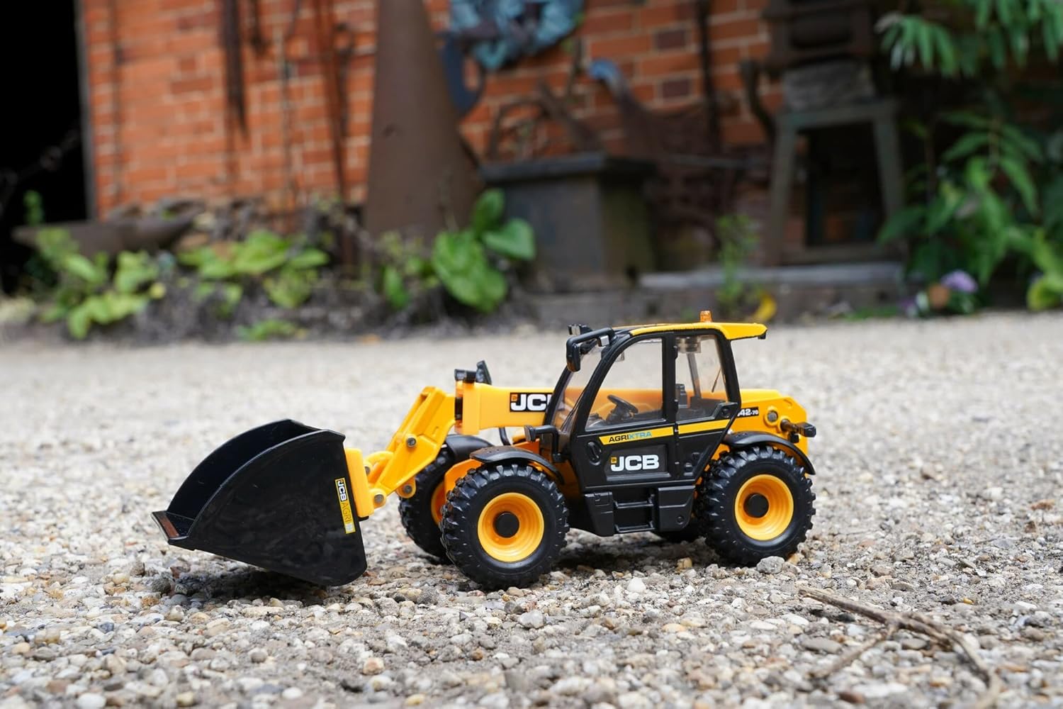 Britains JCB Age 3+ AGRIXTRA Loadall Farm Toys - Telescopic Handler - 1:32 JCB AGRI Truck - Collectable Tractor Toy - 1:32 Scale Farm Toys - Suitable for Collectors and Kids - 3 Year Plus, Yellow