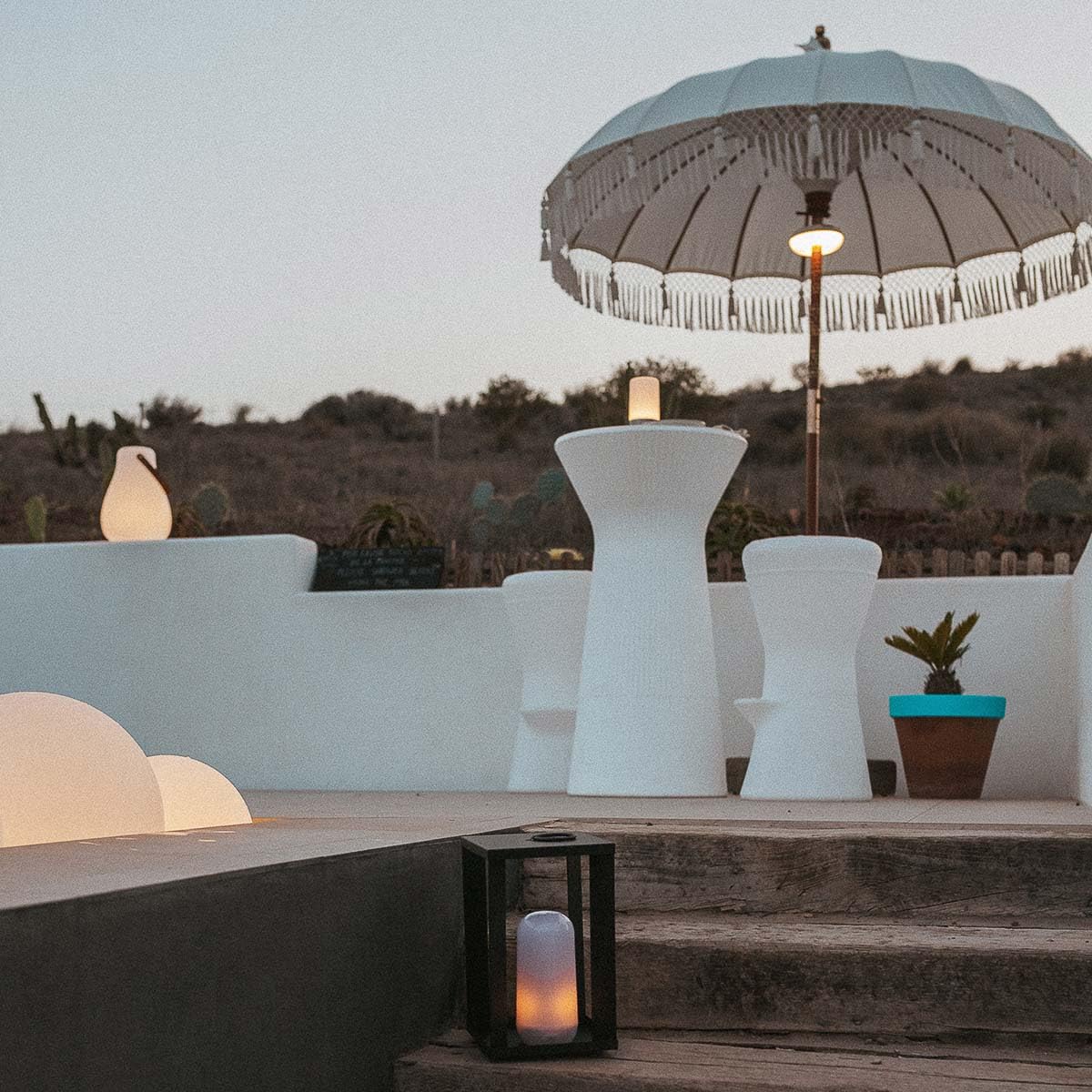 newgarden - BALI Ombrellone in tessuto e frange per esterni, spiaggia, giardino Ø 180 cm pieghevole. Struttura in legno di bambù per terrazza e balcone. Colore bianco
