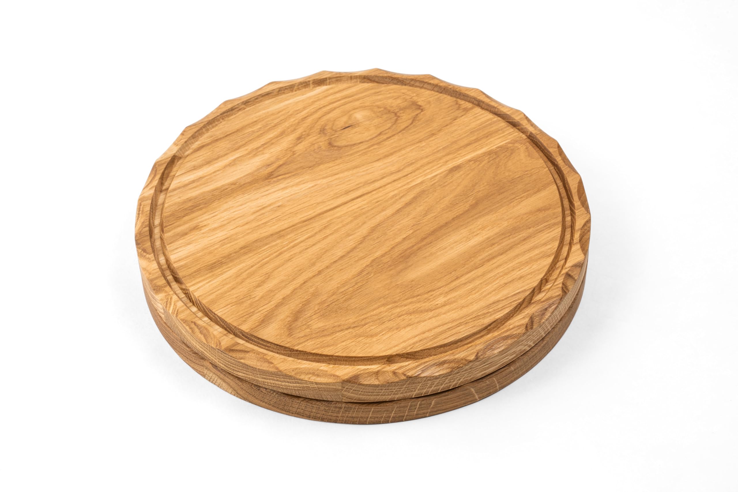 Arbor Lot de 2 assiettes en bois de chêne massif Ø 30 cm – Planches à découper et de service rondes avec bord à facettes et rainure à jus – Assiette en bois véritable de 2 cm d'épaisseur, huilée