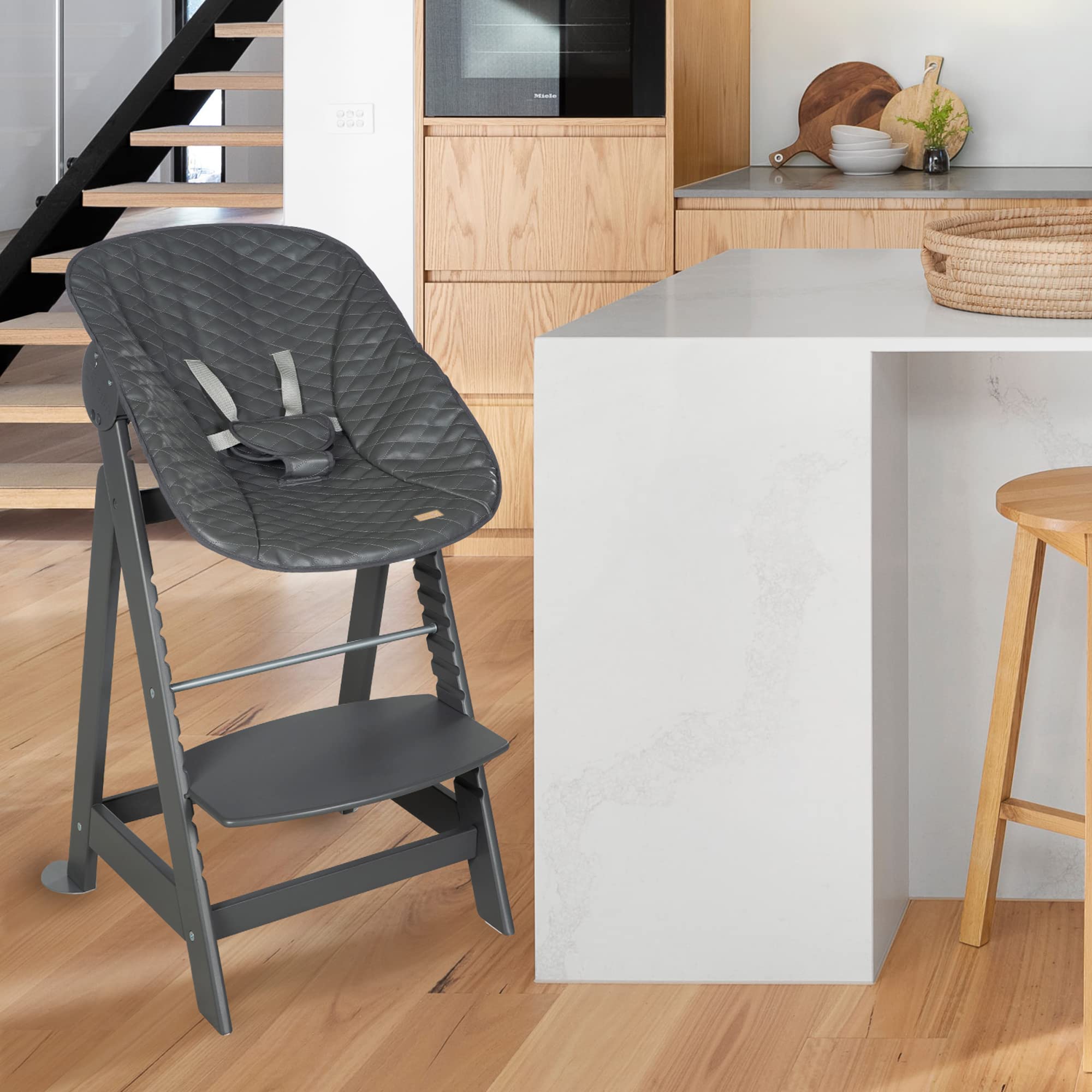 roba Seggiolone "Born Up" Set 2 in 1 - Design "Graphite quilted" - Funzione Pieghevole - Imbracatura - 2 Posizioni - da 0 a 6 Mesi - Legno Laccato Grigio Antracite