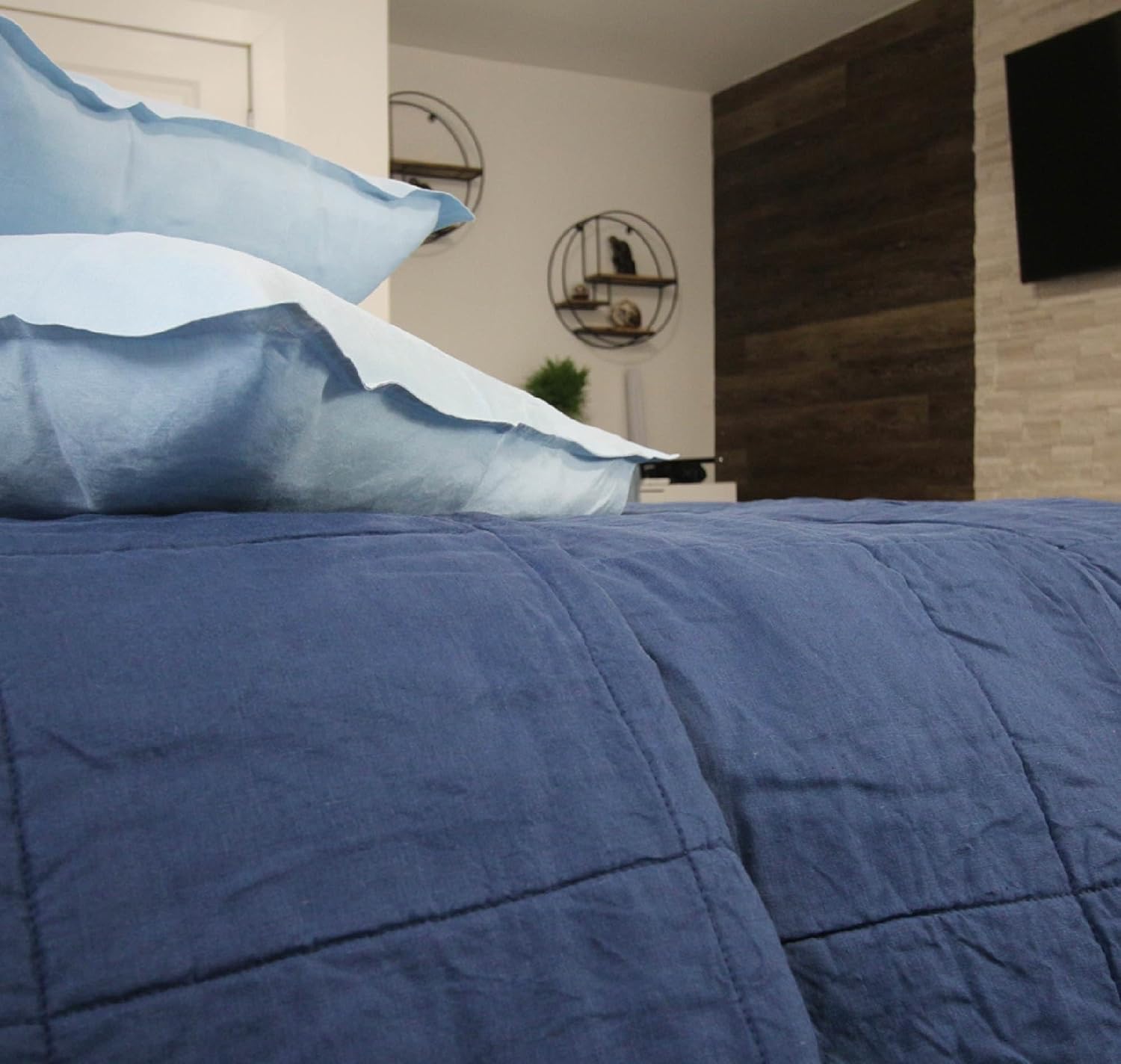 Quilted Linen Coverlet, Soft Breathable Bedspread (Flamingo, Queen)