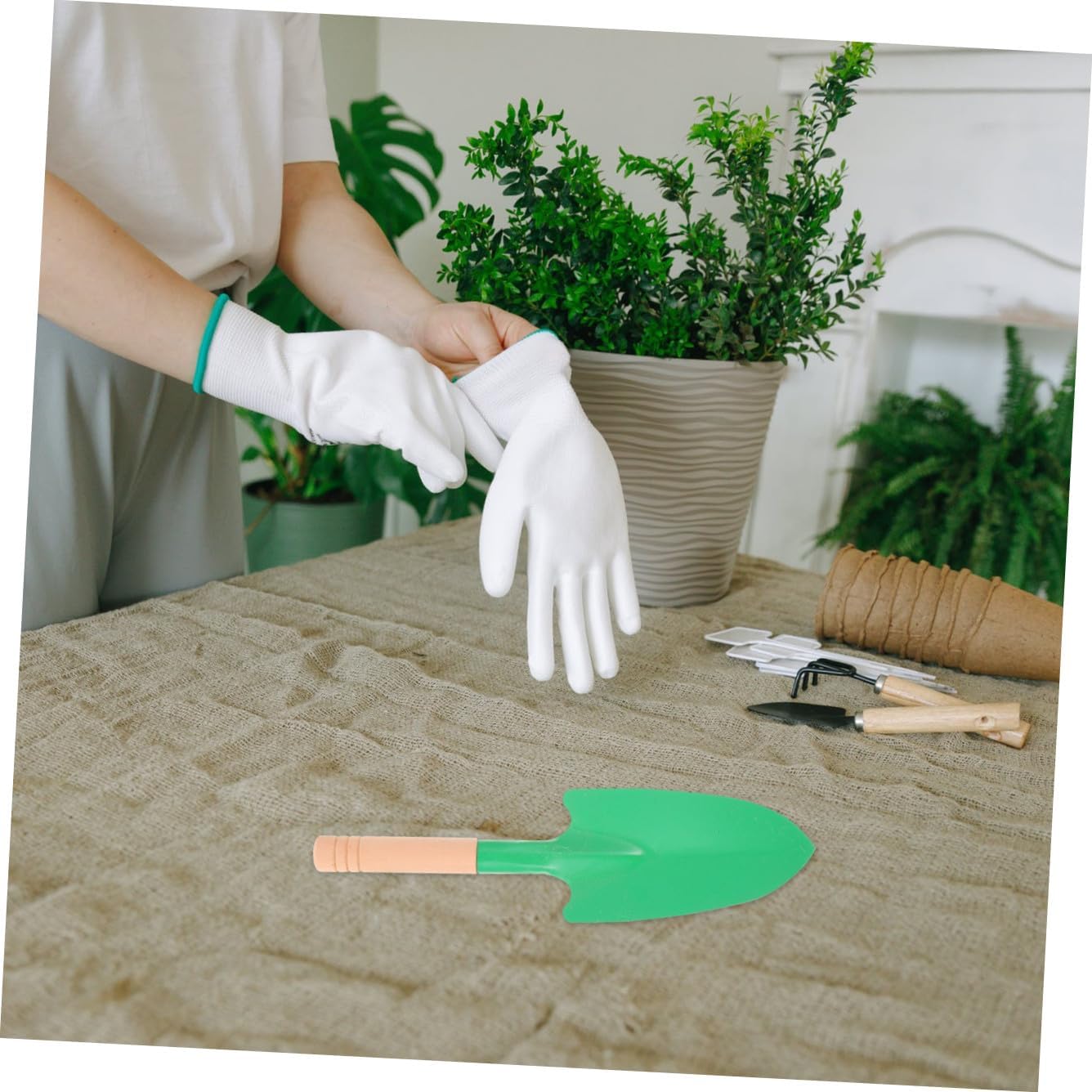 10 Pcs Small Gardening Shovels with Wooden Handles Multifunctional Planting Spades for Soil Loosening and Weeding Lightweight and Portable Garden Tools for Plant Cultivation