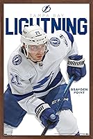 Vista 17 de Trends International NHL Tampa Bay Lightning - Póster de pared de la serie 23 de Brayden Point, 34 pulgadas de largo x 22.4 pulgadas, versión