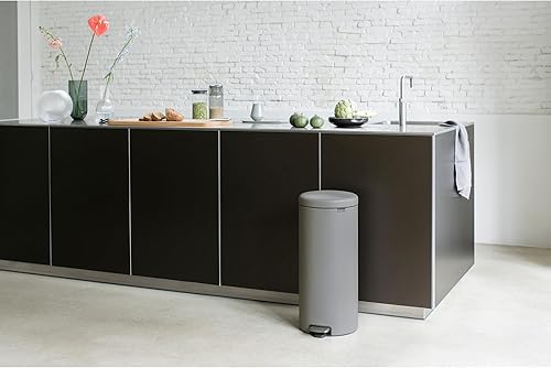 Miniatura 5 de Brabantia New Icon Step - Bote de basura (8 galonesgris hormigón mineral) de cierre suave para cocinabote de reciclaje con cubo extraíble