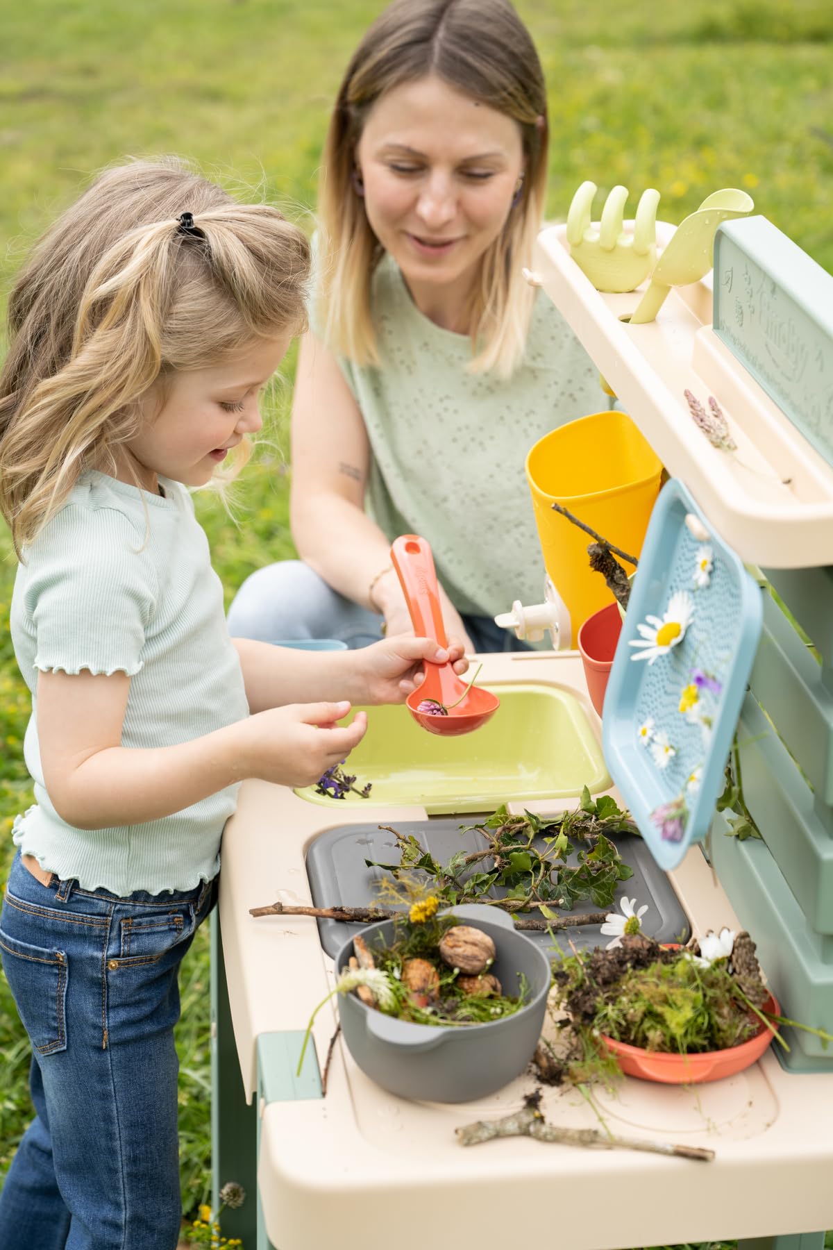Smoby Life Cocina de Barro – Juguete de Exterior Infantil con 11 Accesorios – Depósito de Agua 1L y 2 Grandes Bandejas Extraíbles – Plástico Reciclado con Tratamiento Anti-UV +3 Años (7600840208)