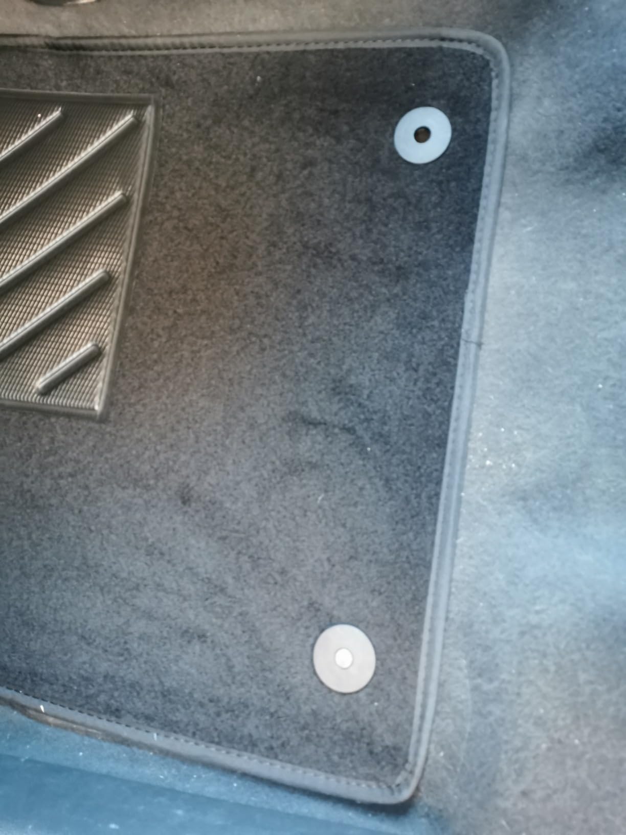 Tapis De Sol Sur Mesure Opel Adam 2013-2019 - Moquette Noire Avec Talonnette Caoutchouc Et Clips Fixation