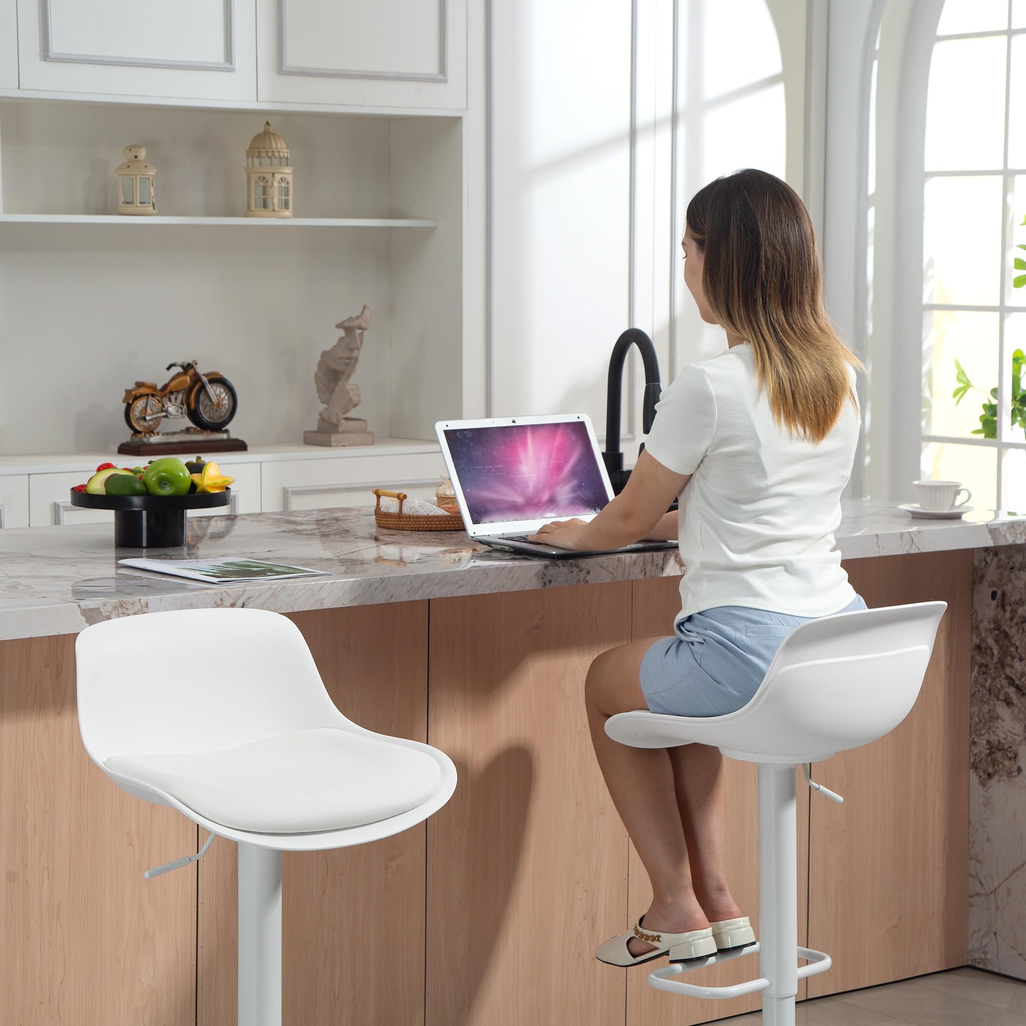 HOMCOM Set 2 Sgabelli Bar con Altezza Regolabile, Sgabelli Alti Cucina in Finta Pelle con Schienale e Poggiapiedi e Ampia Base in Acciaio, Sedie Bar Alte Girevoli a 360°, Bianco