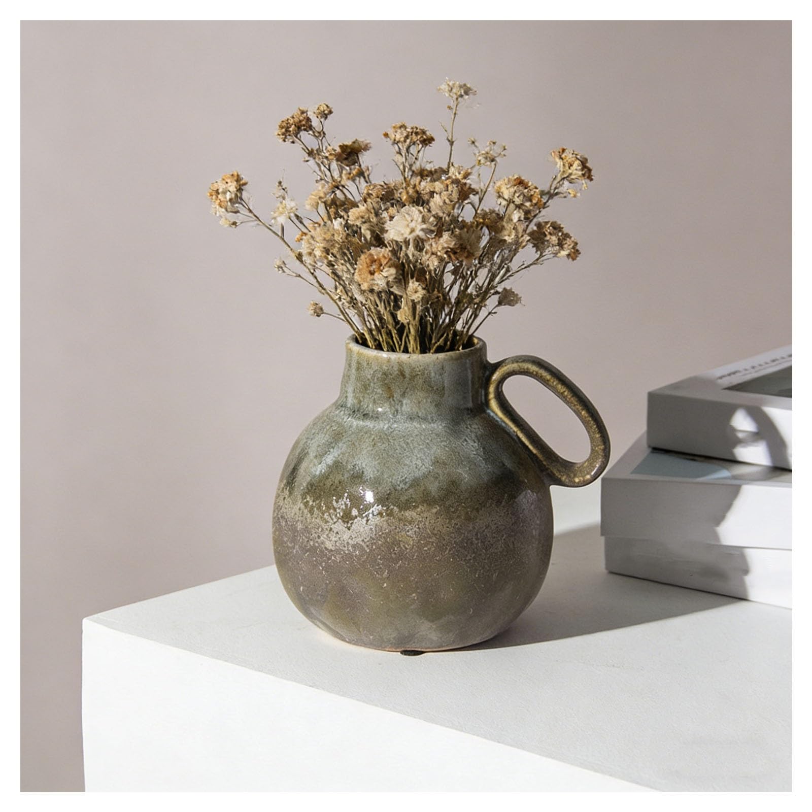 Vase en céramique vintage floral au centre de table de votre salon rustique