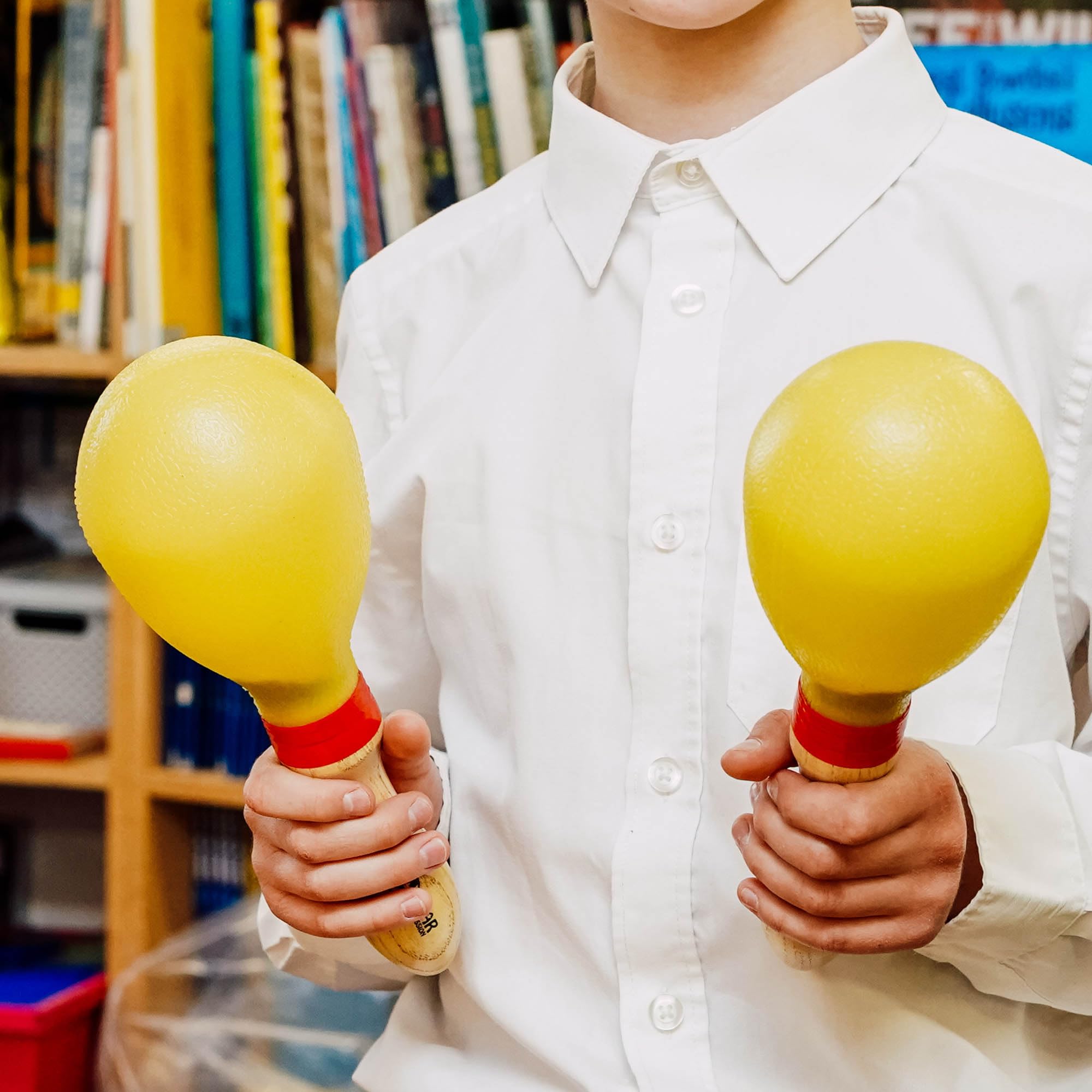 A-Star - Par de maracas grandes de plástico con mango de madera - Sonajero agitador de 25 cm, instrumento de ritmo de percusión - Paquete de 10 pares