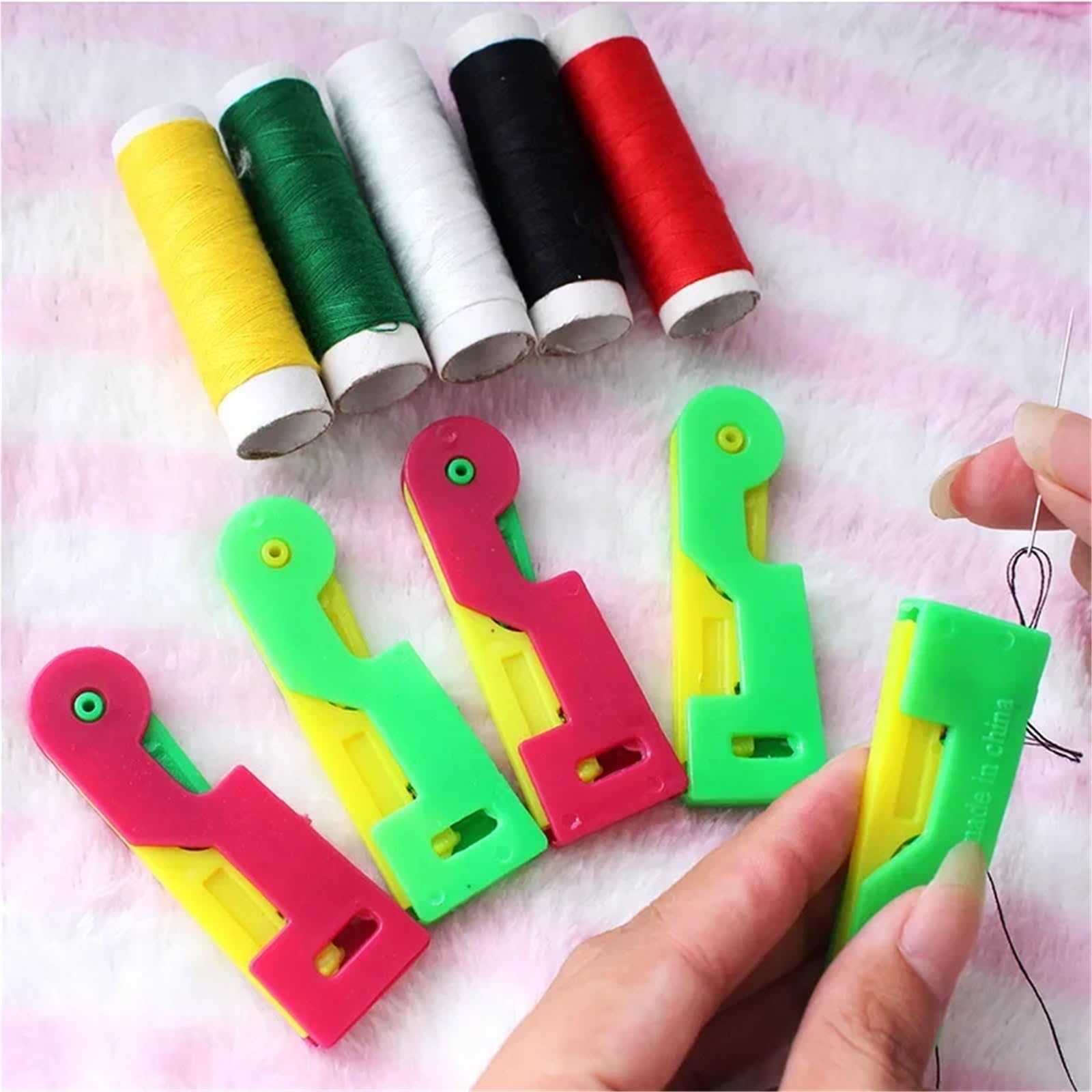 Infila aghi per cucito, 10 pezzi, per anziani, comodi, di alta qualità, automatici, semplici strumenti manuali con manico in plastica, accessori da cucito (colore casuale)