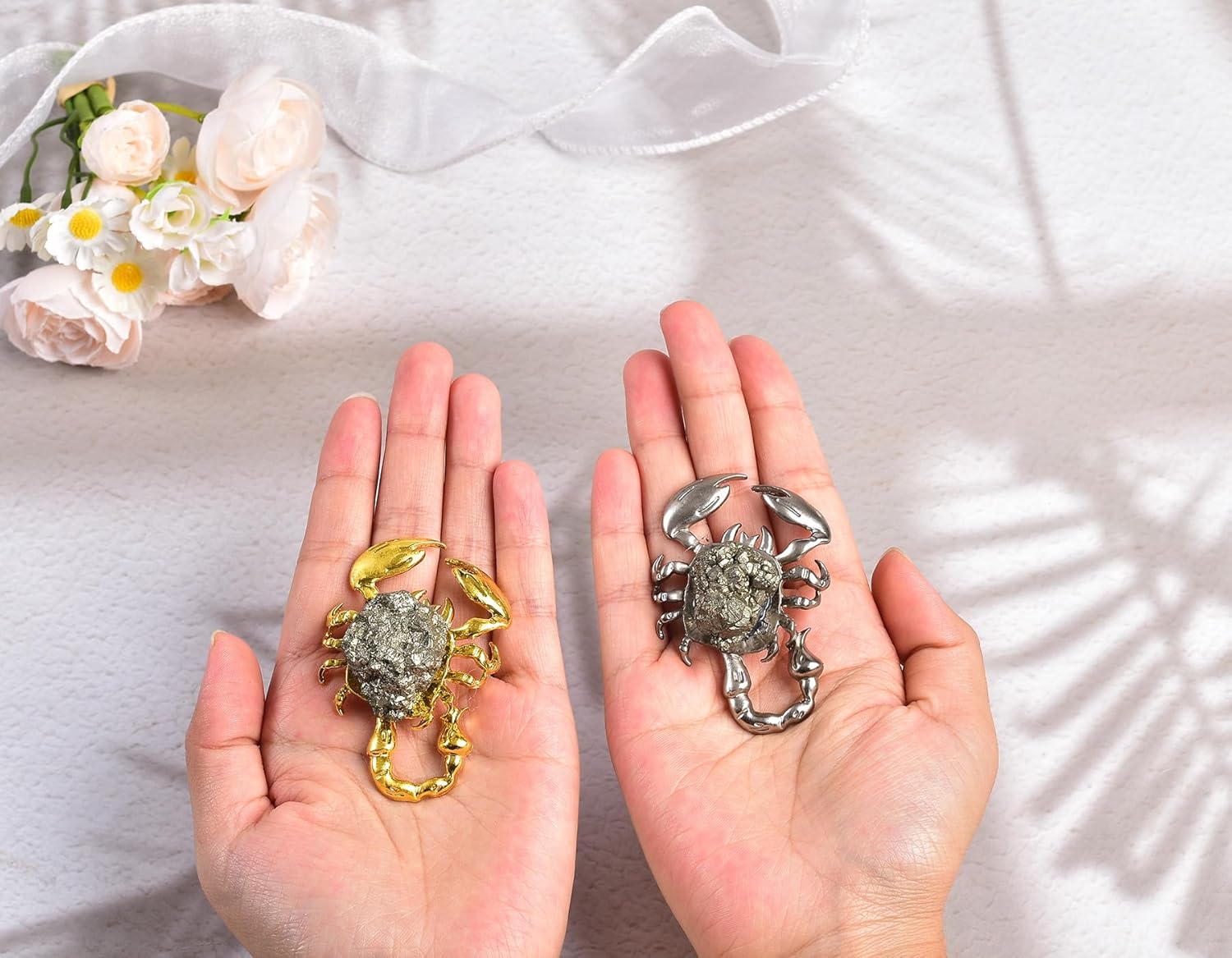 AMOYSTONE 2pcs Scorpion Statues Healing Crystal, Crystal Stone Scorpion Animal Decor Outdoor Statues for Yard,Outside,Patio,Balcony,Halloween Home Decor Gift (Gold & Silver Alloy)