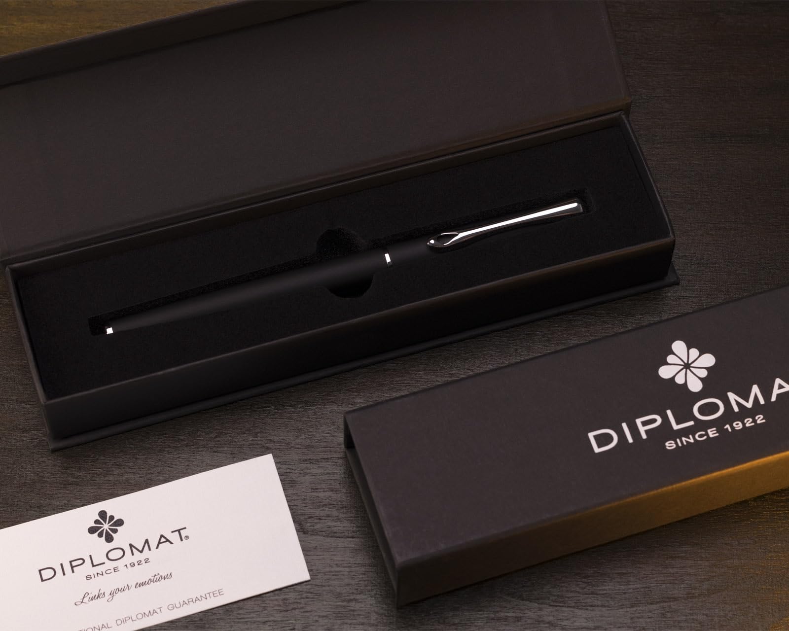 Diplomat Traveller Füllhalter-Set Schwarz matt, Tinte und Konverter | Metallfüllhalter mit Edelstahlfeder M, 30 ml Octopus Tinte Königsblau und Tintenkonverter