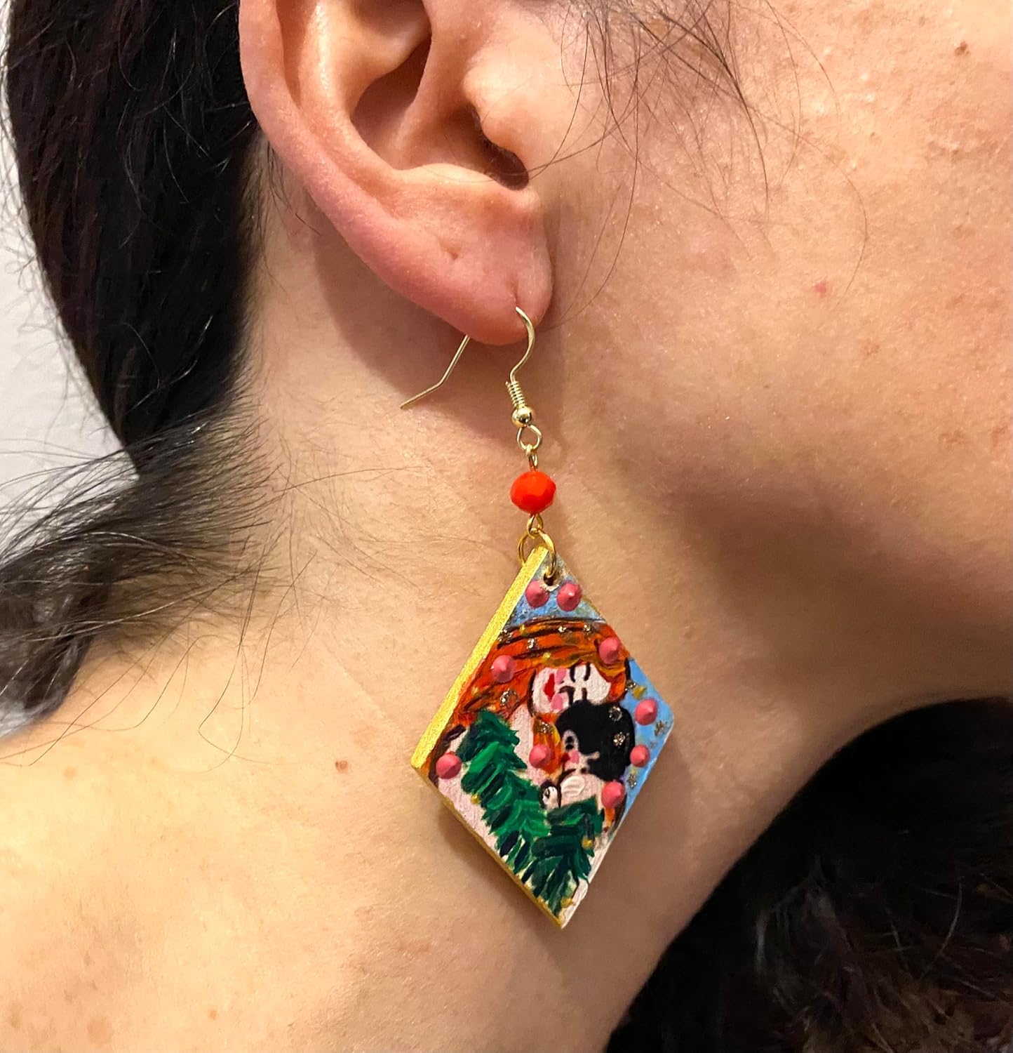 Boucles d'oreilles peintes à la main - LA MÈRE ET LE FILS DE KLIMT - Boucles d'oreilles pendantes asymétriques pour femme, Bijoux en bois peint, Crochet en argent, Fabriqué en Italie, Bijoux décorés
