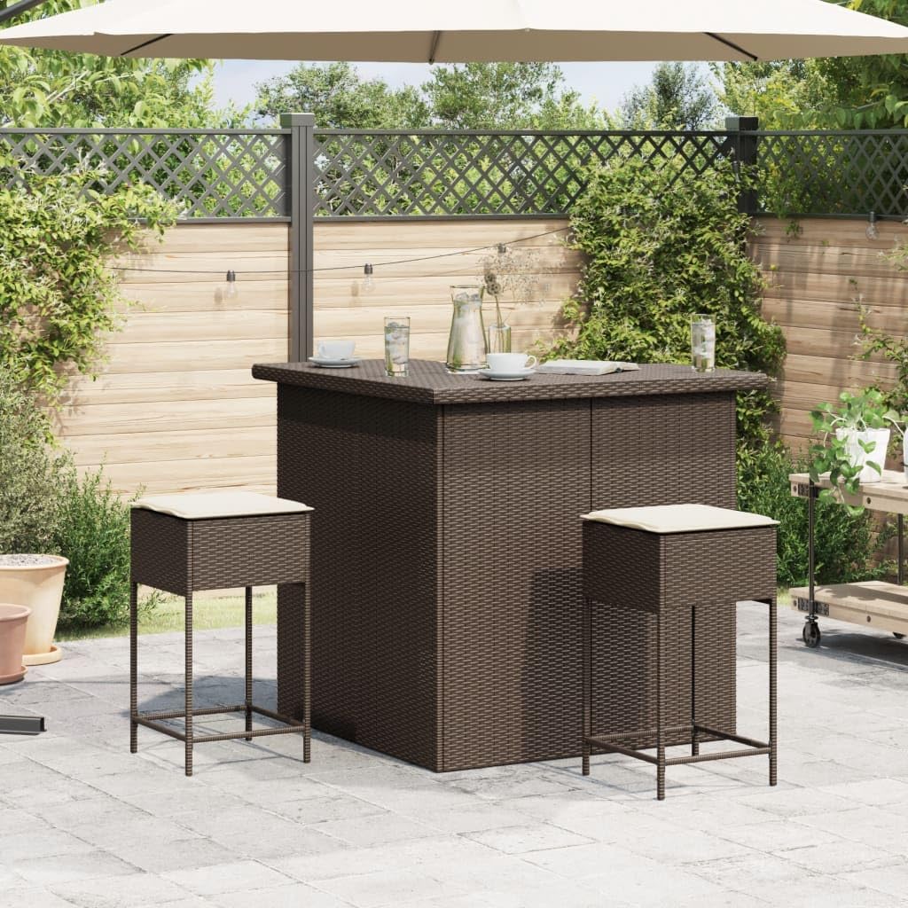 Juego de muebles de jardín de 3 piezas con mesa y taburetes de poliratán en color marrón, incluye cómodo cojín para terraza, balcón y uso al aire libre