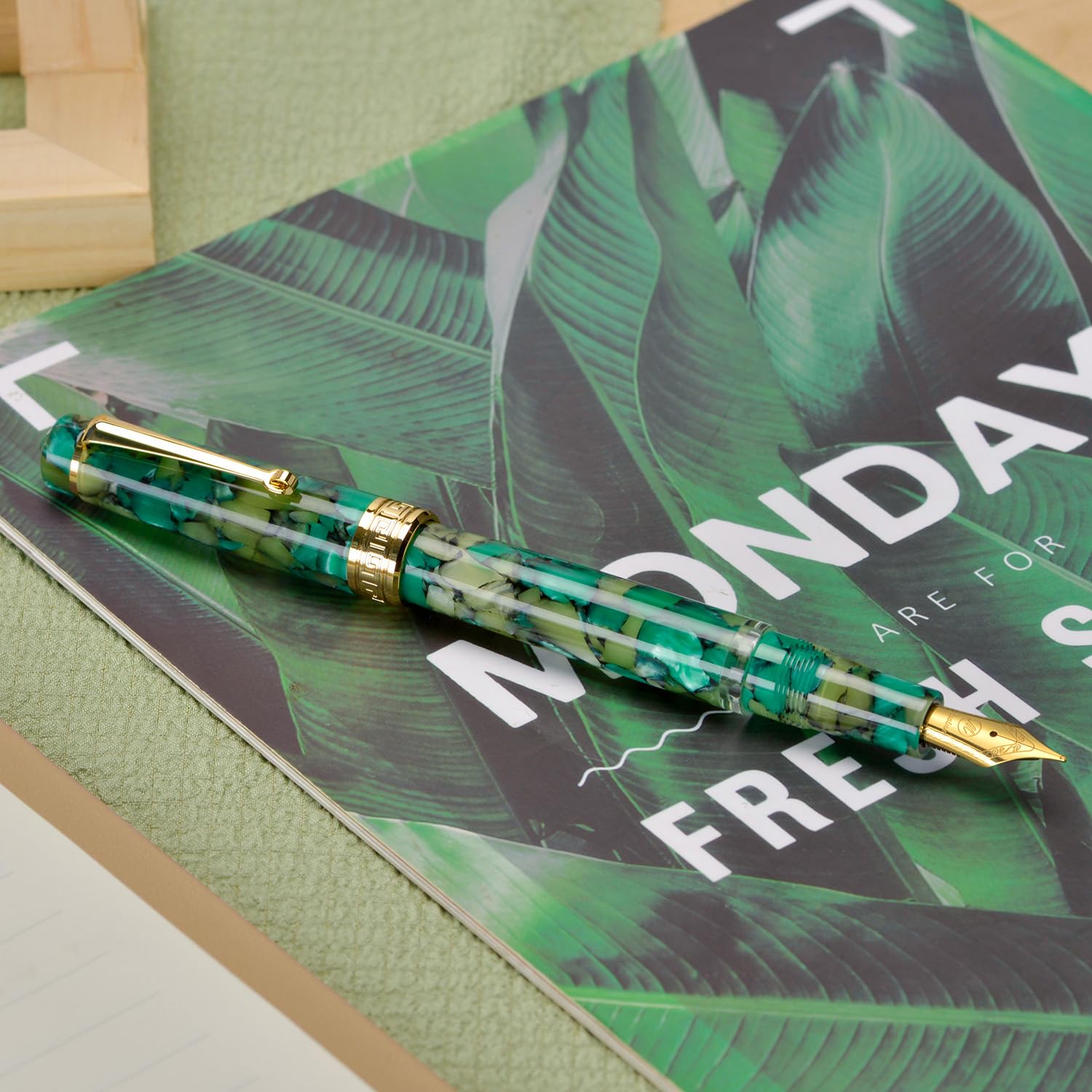 Asvine P20 Stylo plume à piston Vert marbré en acrylique, pointe fine avec finition dorée Collection Smooth Writer avec étui