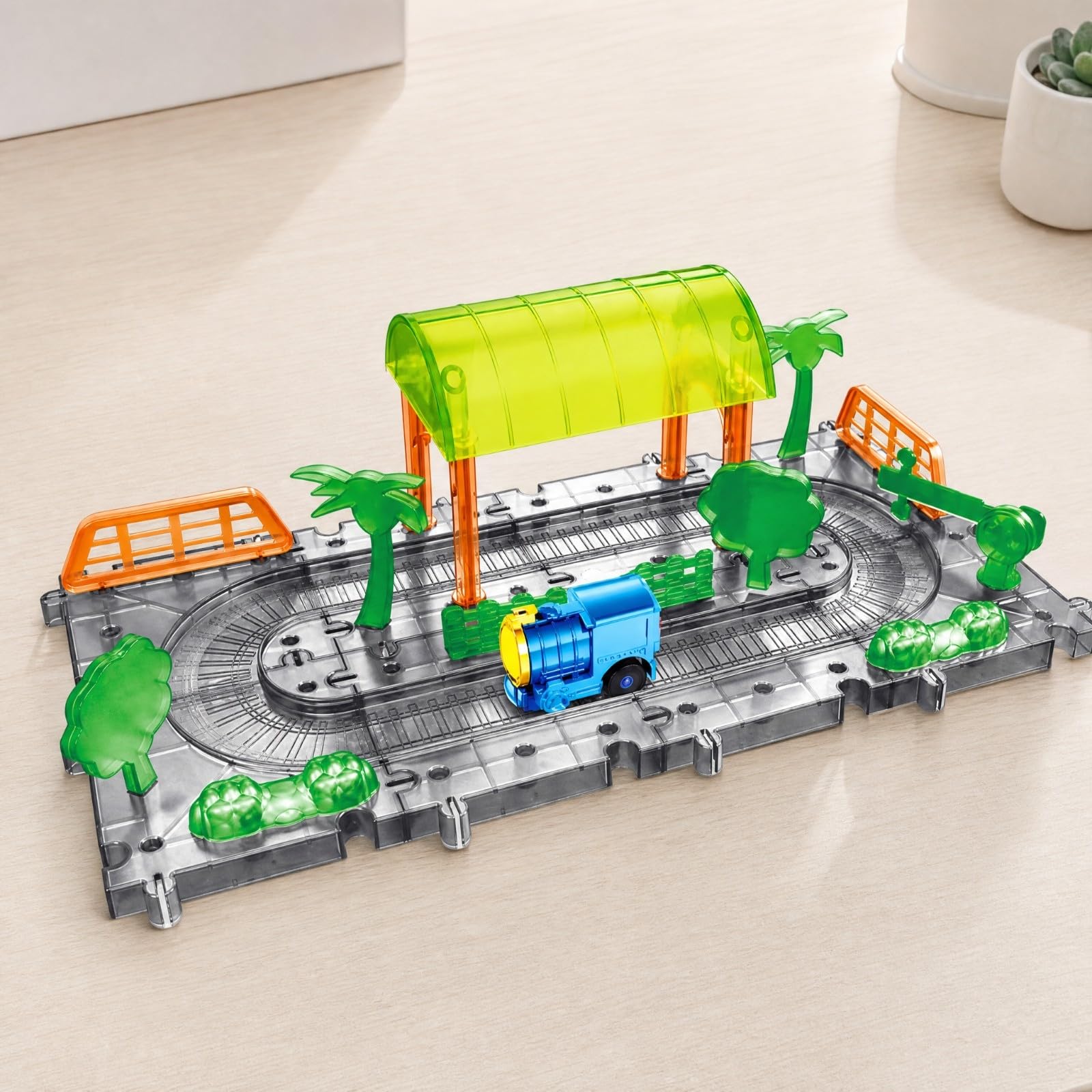 Amagogo Set Ferroviario con Paesaggio e Binari Componibili Creativo Trenino Elettrico da Plastica Resisn per Area Studio
