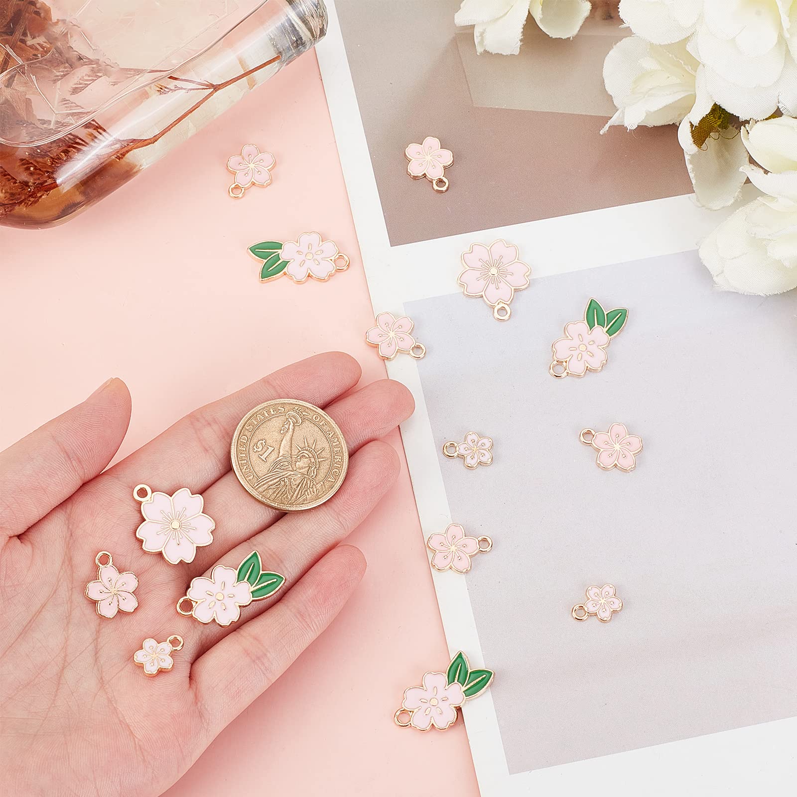 SUNNYCLUE 1 Scatola Fai da Te Fai 10 Paia di Orecchini Margherita Kit per La Creazione con Ciondoli Fiore Margherita Perline di Vetro Collegamenti Pendenti Risultati di Orecchini per Donne Adulti