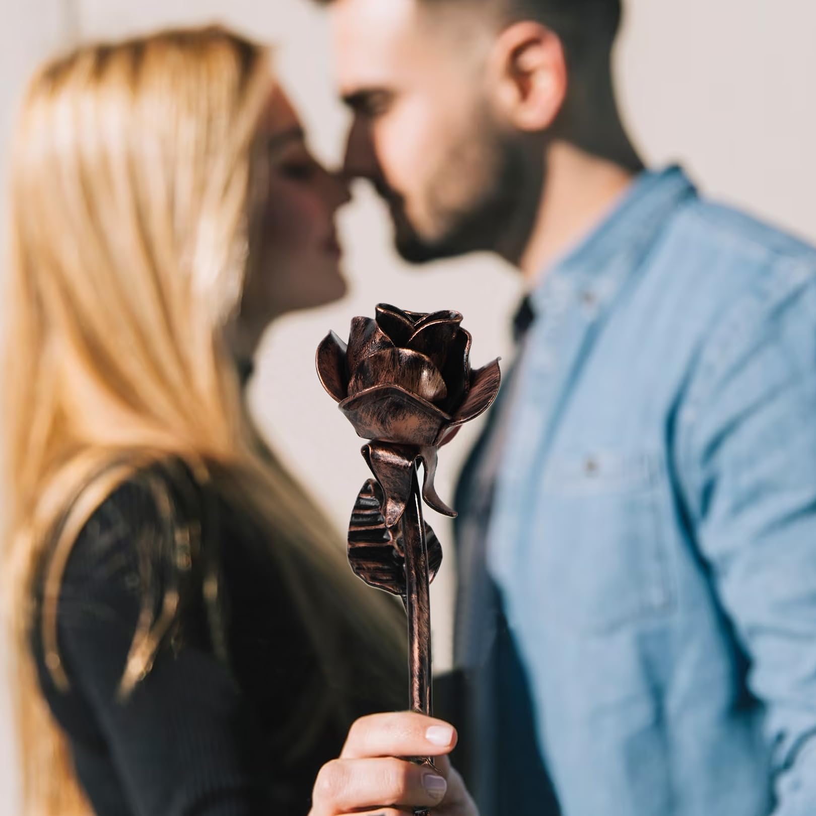 Aoneky Rose Éternelle en Fer Forgé avec Base, Forgé à la Main | Rose Artisanal Cadeau pour Marriage Anniversaire Noël Mère Femme, Cuivré