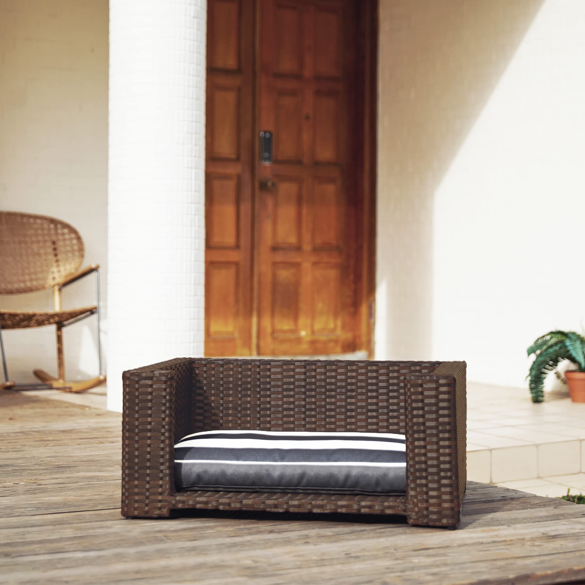 Teamson Pets Clotho Cama para Mascotas De Ratán para Interiores Y Exteriores, Sofá para Gatos o Perros Pequeños con Cojín Lavable Extraíble Marrón ST-N10005-UK | Tumbona elevada, cojín extraíble lavable, marrón, ST-N10005-UK