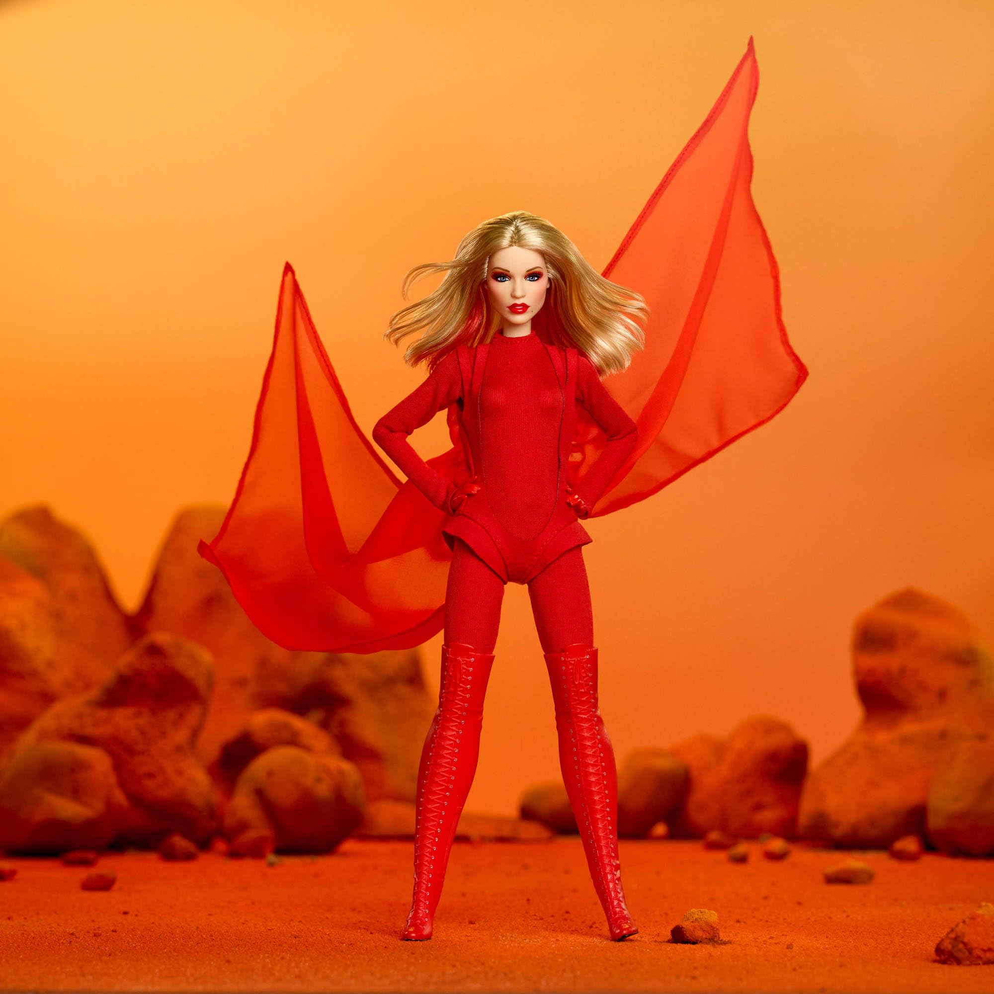 Barbie Signature-Puppe, Kylie Minogue bewegliche Sammelfigur im Outfit des Musikvideos Padam Padam mit rotem Bodysuit, Chiffonumhang und Schnürstiefeln, JBJ39