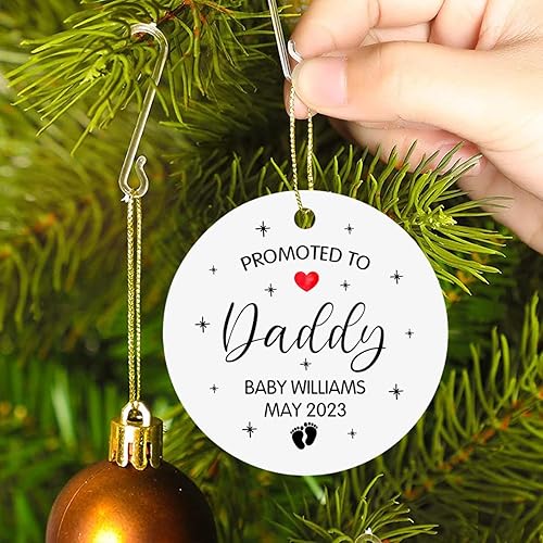 Vista 64 de Adorno de Navidad con texto en inglés "Your First Christmas As My Daddy 2025", regalo de recuerdo personalizado para nuevo papá Adorno Your Are