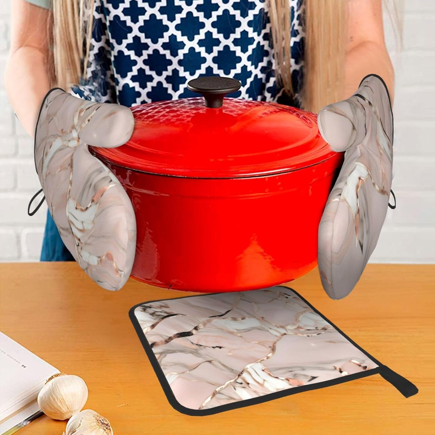 Rose Gold Marble Print Heat Resistant Microwave Gloves, Used for Baking, Cooking, and Fashion Kitchen Essentials