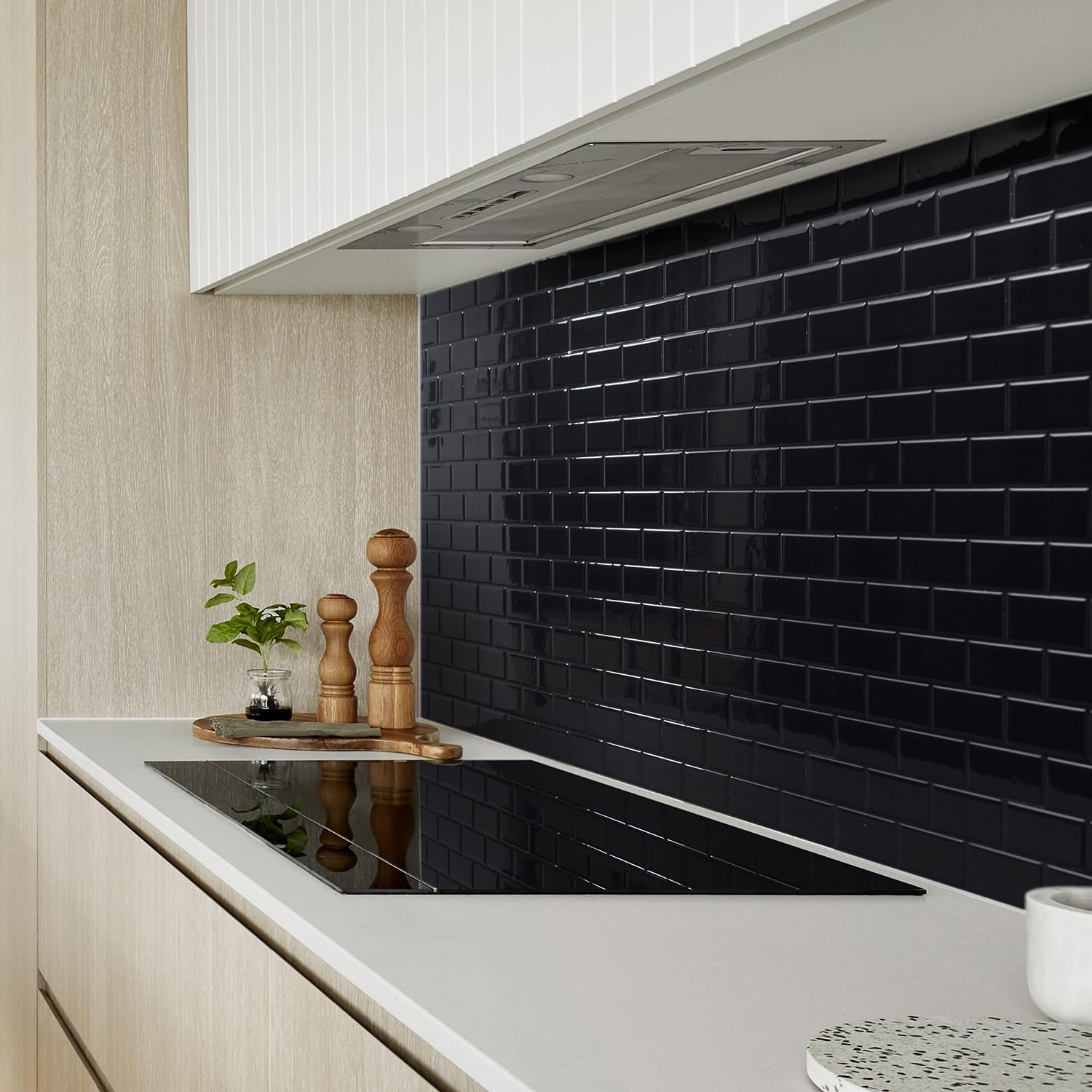 Smart Tiles Piastrelle Adesive, Metro Nero Intenso, 27,81x24,64 cm | Set da 10 (0,58 m²), Lucida, Resistente a calore/umidità, Basso VOC, Cucina/Bagno, Ideale per affittuari, Made in Canada