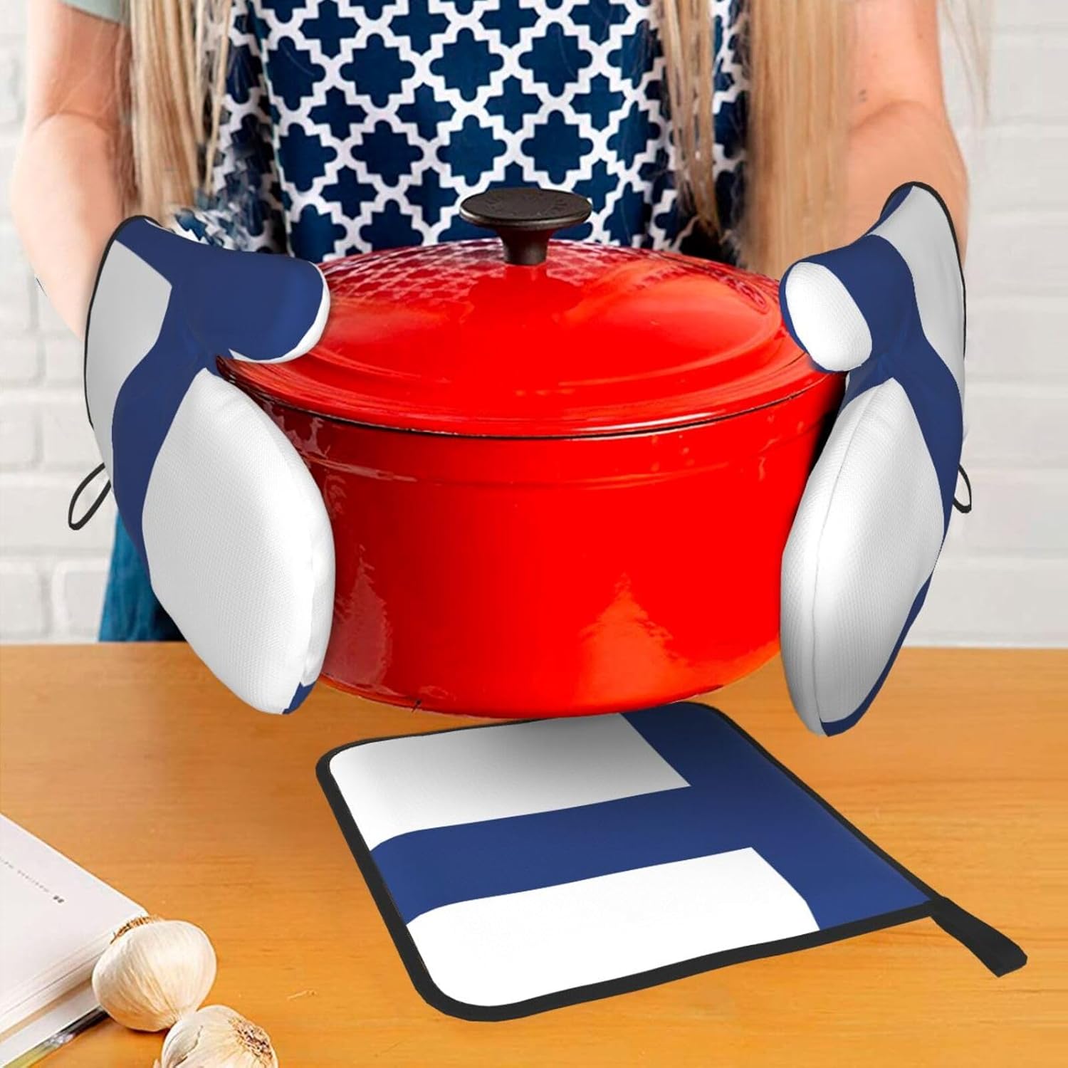 Finnish Flag Print Heat Resistant Microwave Gloves, Used for Baking, Cooking, and Fashion Kitchen Essentials