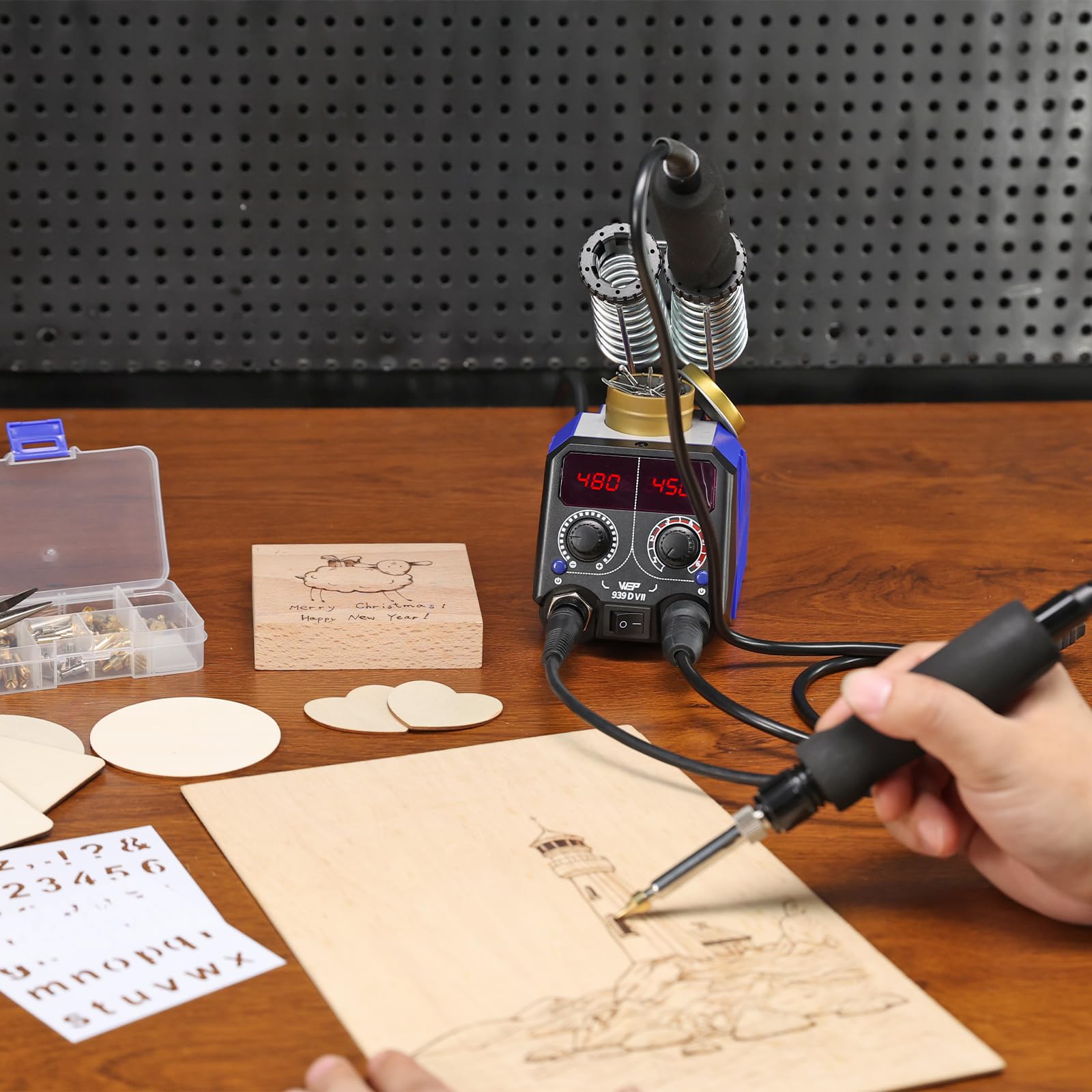 WEP 939D-VII Kit di pirografo per legno 2-in-1 84-in-1 con 51 punte solide e 23 punte a filo, 2 stencil lettere/numeri, 6 pezzi di legno grezzo, 1 supporto per penna, kit di pirografia (spina UE)