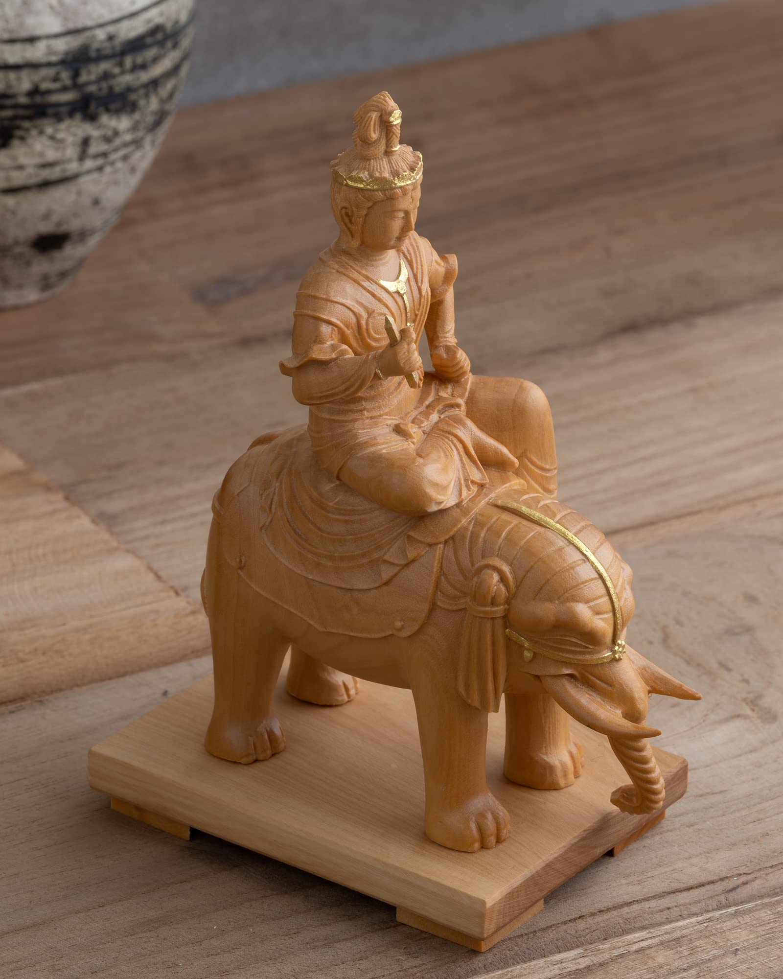 Amazon.co.jp: 極小仏 帝釈天騎象像 9.8cm（木製：ツゲ 金泥仕上）＿
