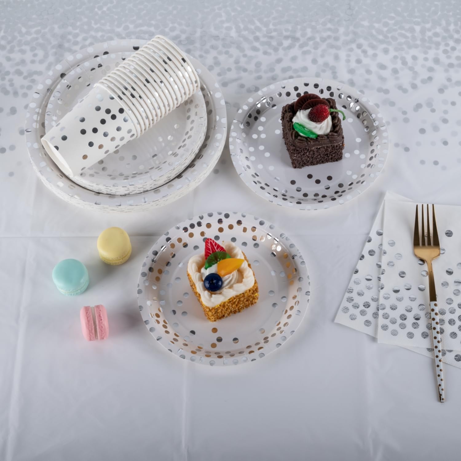 Ceiliwen Set Stoviglie per Feste con Puntini Argento per 25 Ospiti - Piatti di Carta da 22,9 cm e da 19,1 cm Bianchi e Argento, Bicchieri, Tovaglioli - Stoviglie Eleganti per Matrimonio, Anniversari