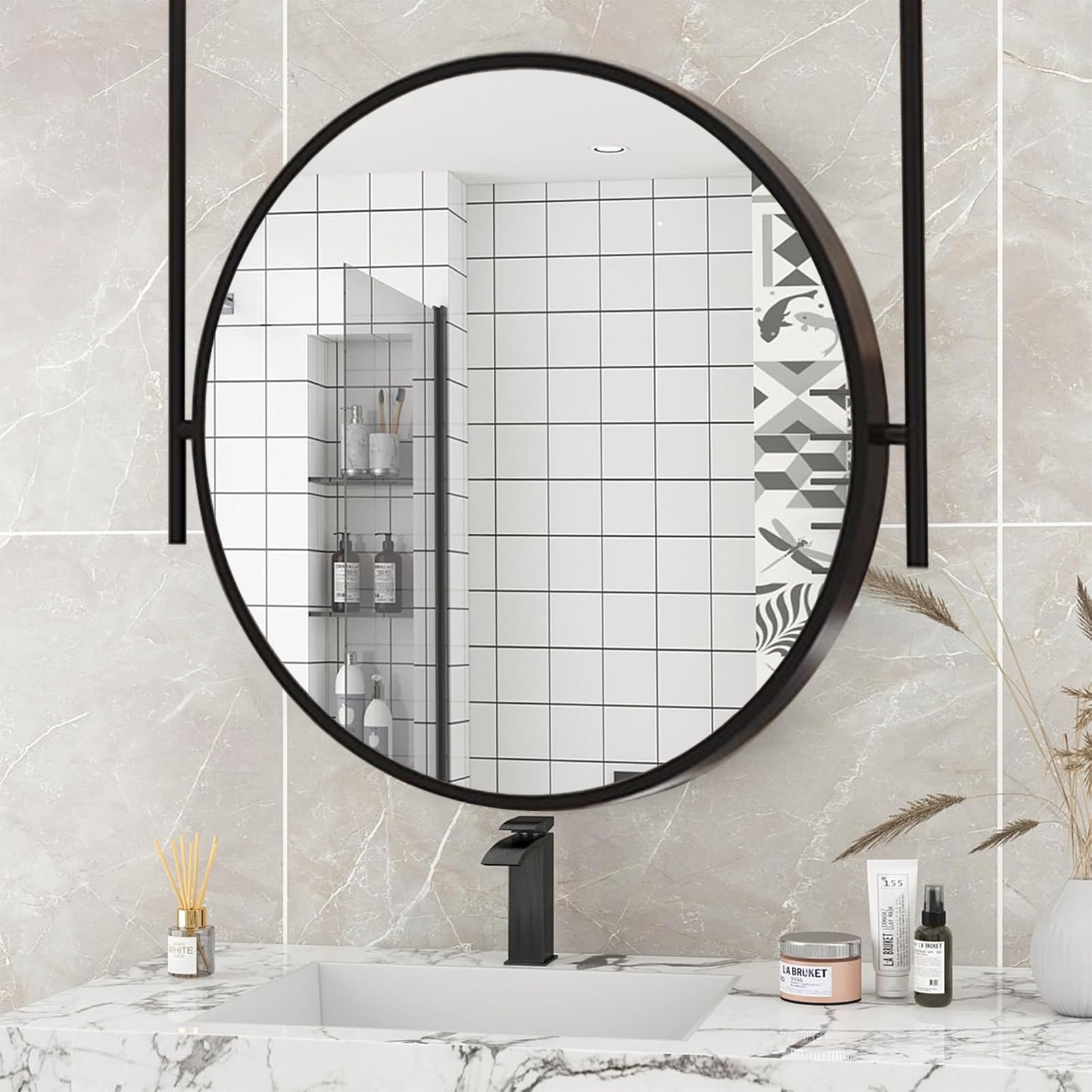 Miroir de plafond noir suspendu : la solution gain de place pour lavabo