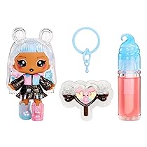 Yummiland Lip Gloss Doll: Sour Sweeties – Gabi Gummybear – Include 1 Bambola, Lucidalabbra fai da te + Portachiavi rimovibile, Gioco cosmetico. Collezionabile. Età 4+