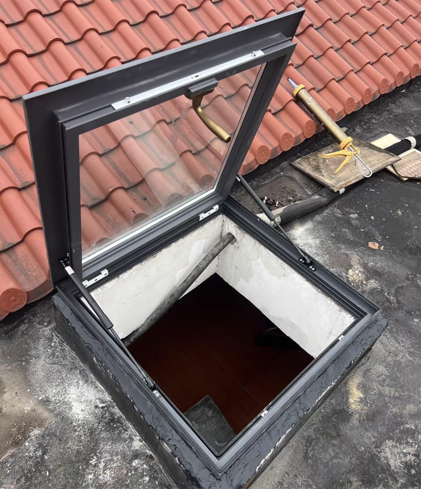 Wytrzymały otwór dachowy świetlików dachowych z uchwytem blokującym, do stodoły, piwnic, zamiennej płyty osłonowej (99 x 66 cm)