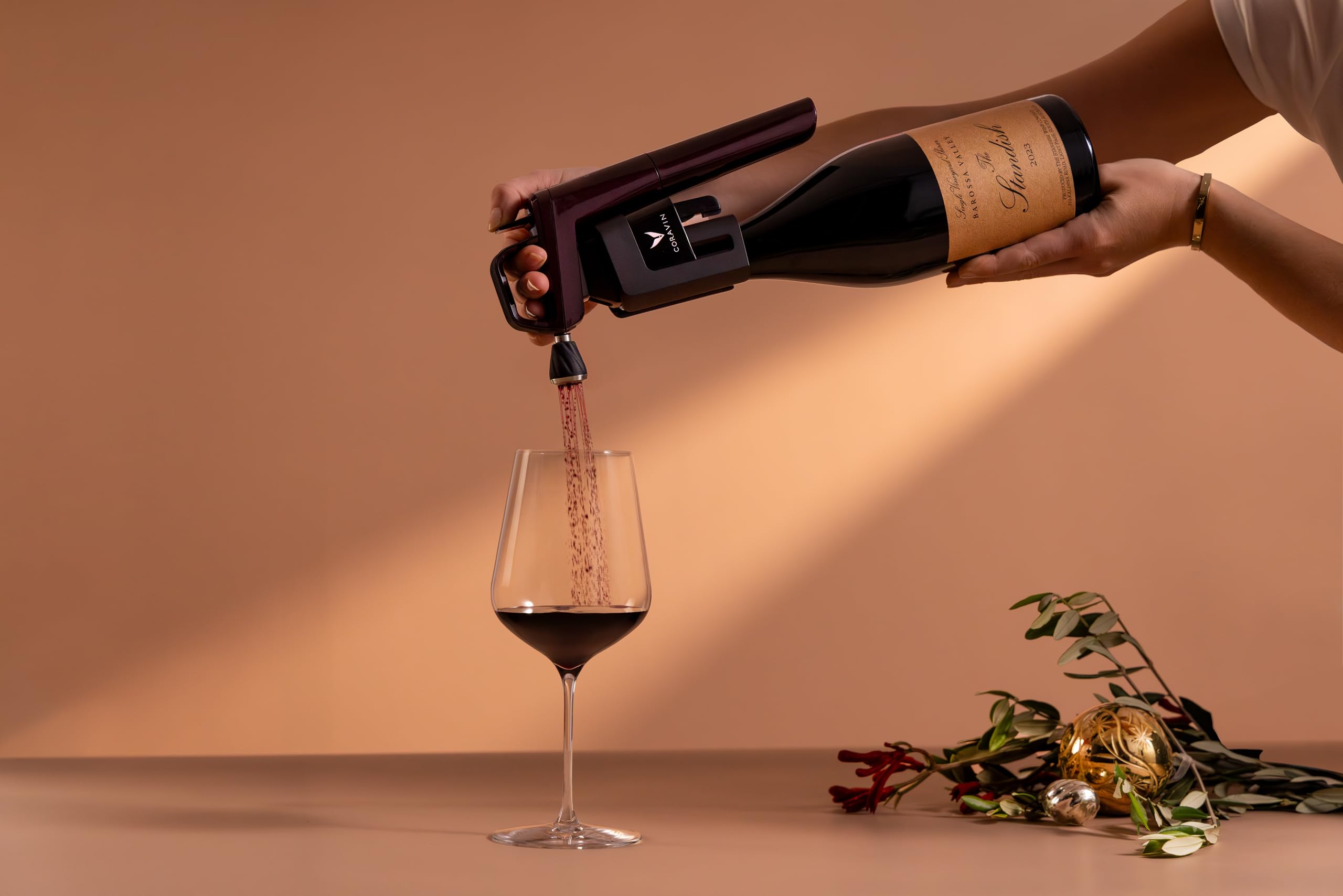 Coravin Timeless Six Plus Weinkonservierungssystem – By-the-Glass Wine Saver – mit 3 reinen Argongas-Kapseln, 6 Schraubverschlüssen und Weinbelüfter – Limitierte Auflage, Rot