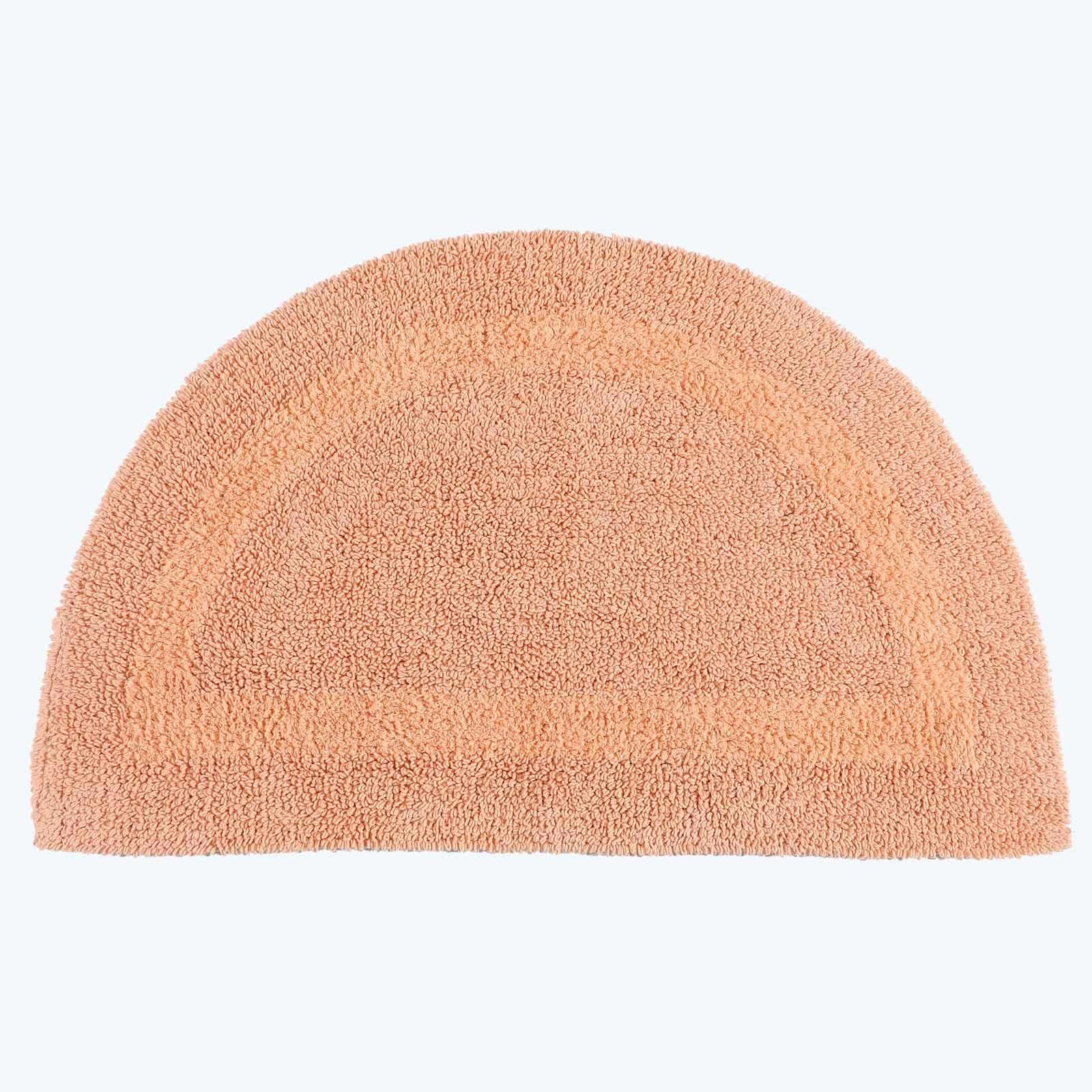 HOMESCAPES Half Round Bath Mat, Luxury 1600gsm Extra Soft 100% Cotton, Reversible Bathroom Mats Non-Slip, Washable, Super Absorbent, Quick-Dry, Peach Semi Circle Bathroom Rug, 50 x 80 cm