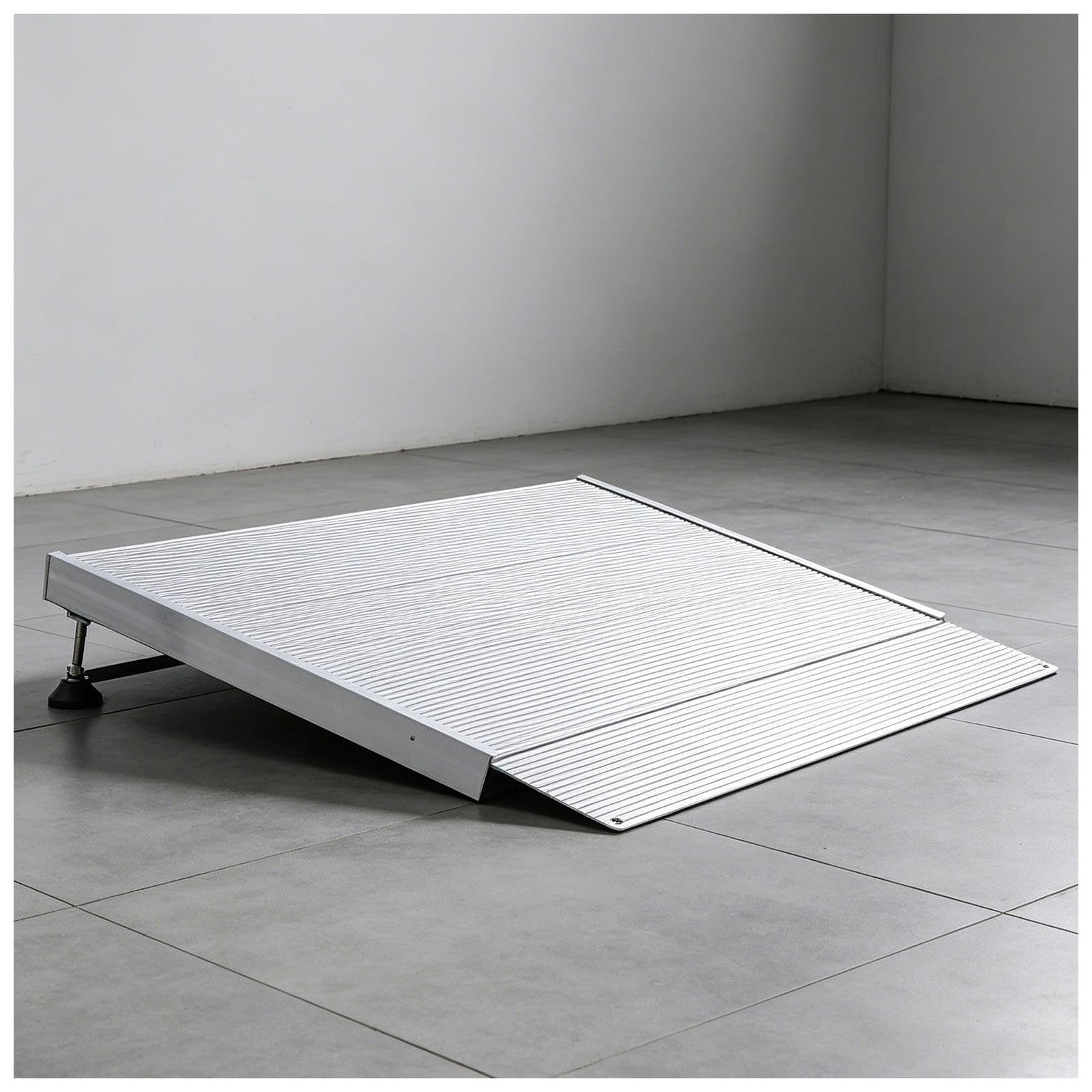 Rampa Plegable para Silla de Ruedas con Capacidad de 300 kg | Diseño plegable para facilitar su almacenamiento y transporte; ideal para coches, armarios y espacios reducidos.