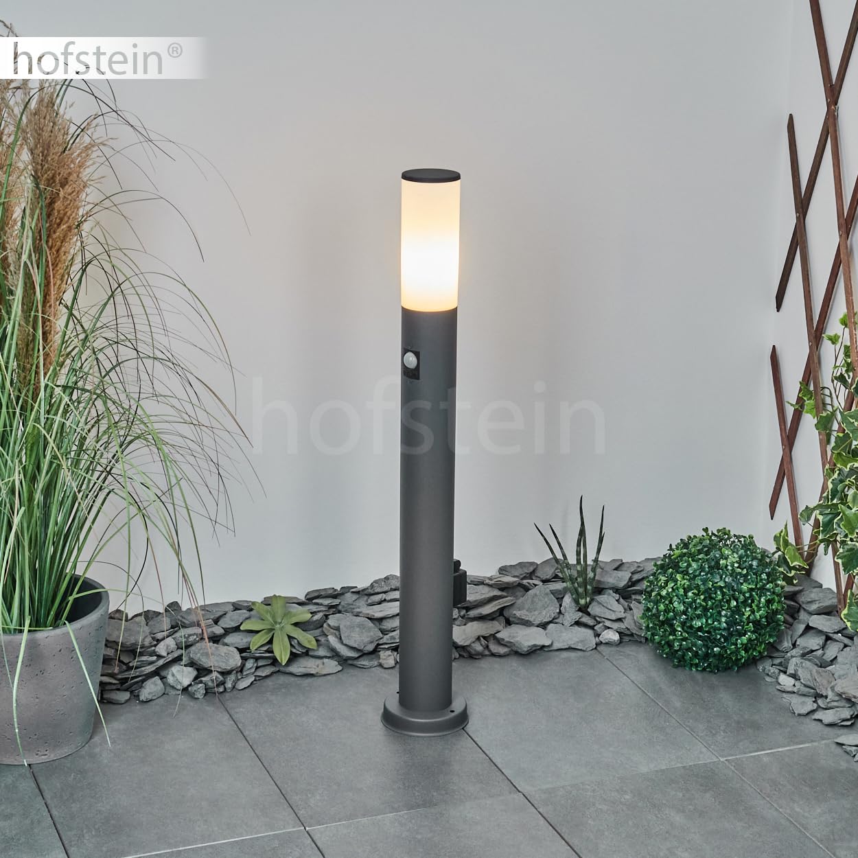HOFSTEIN Lampada da strada Caserta, lampada da esterno con sensore di movimento e presa in metallo/plastica antracite/bianco, lampada da esterno per giardino, esterno, cortile, terrazza, altezza 80 cm