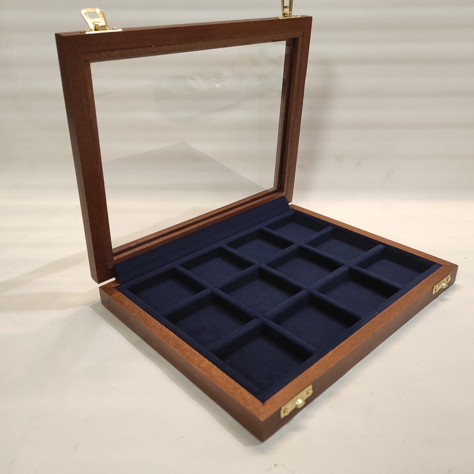 Caja Expositora de Madera con Forro de Terciopelo para Monedas y Anillos – Estuche Artesanal para Coleccionistas, Joyas, Medallas y Pequeños Recuerdos