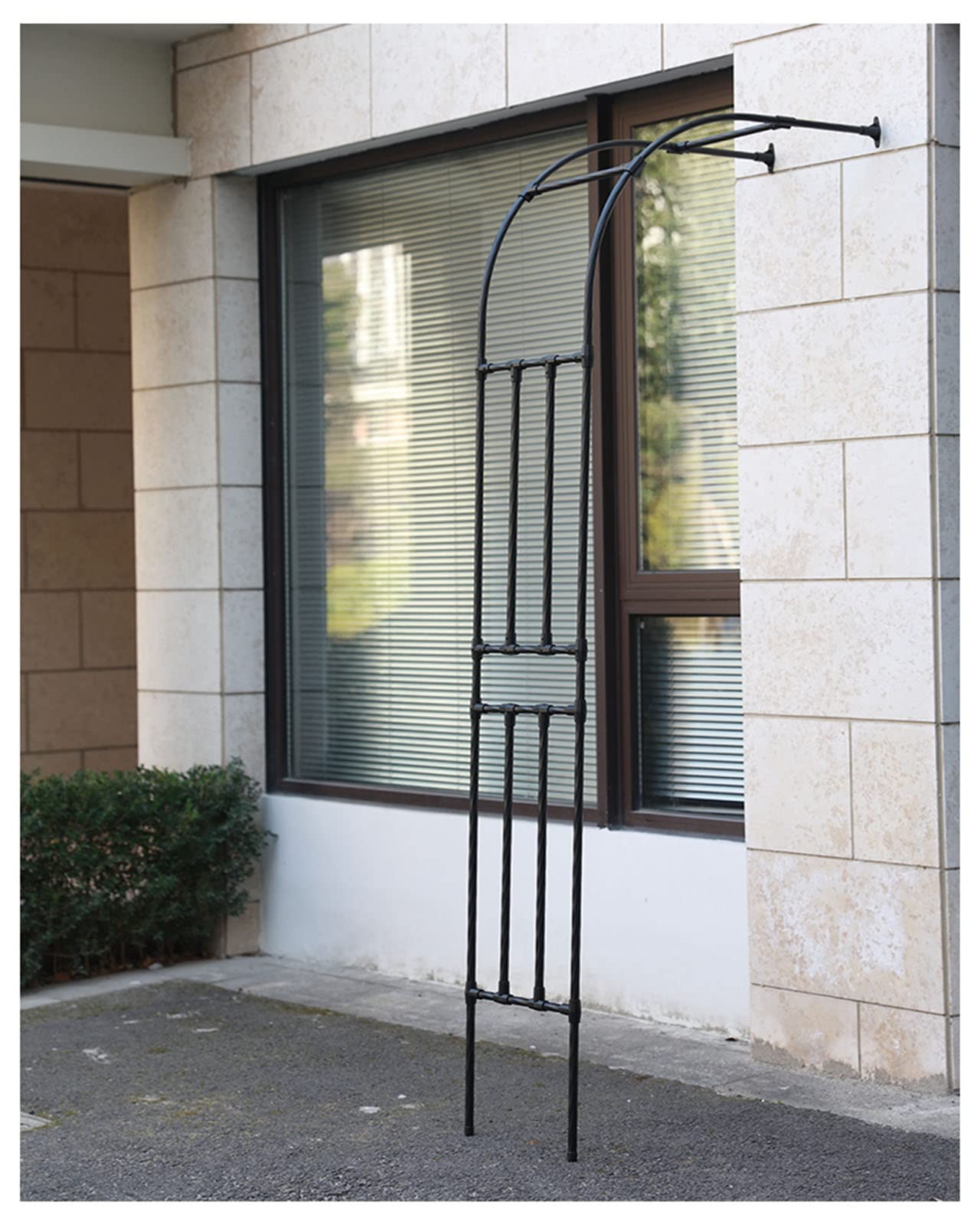 Treillis en métal pour aménagement paysager : créez un passage fleuri dans votre jardin
