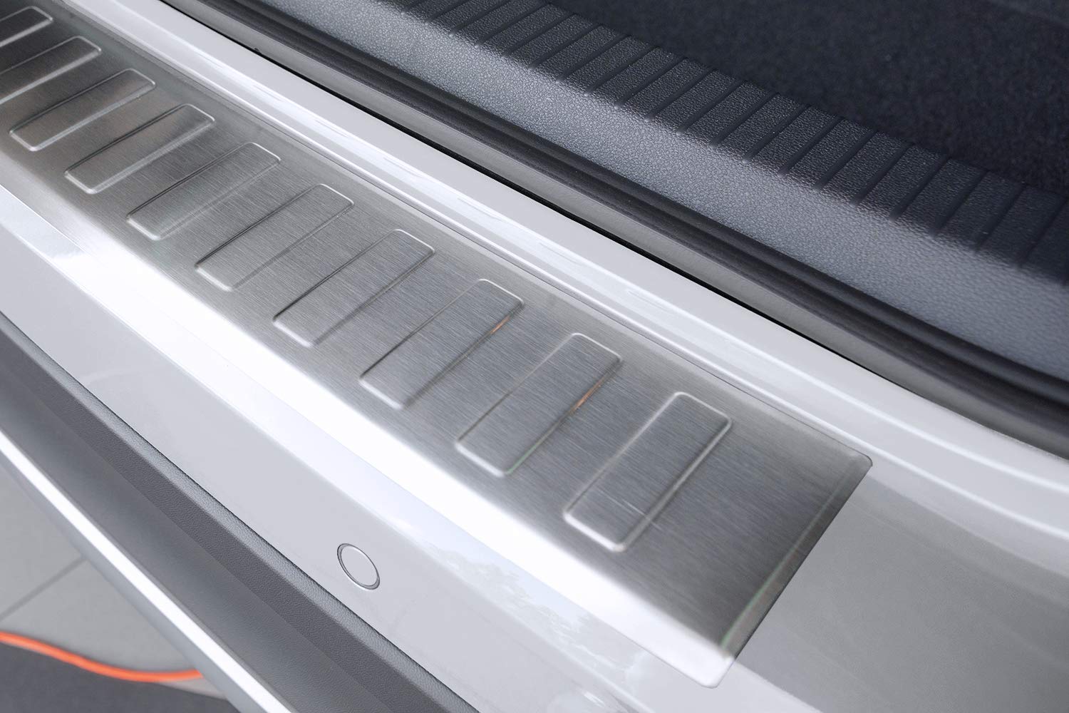 teileplus24 L660 Ladekantenschutz kompatibel mit VW T-Cross C1 2018-2022 V2A Edelstahl Abkantung