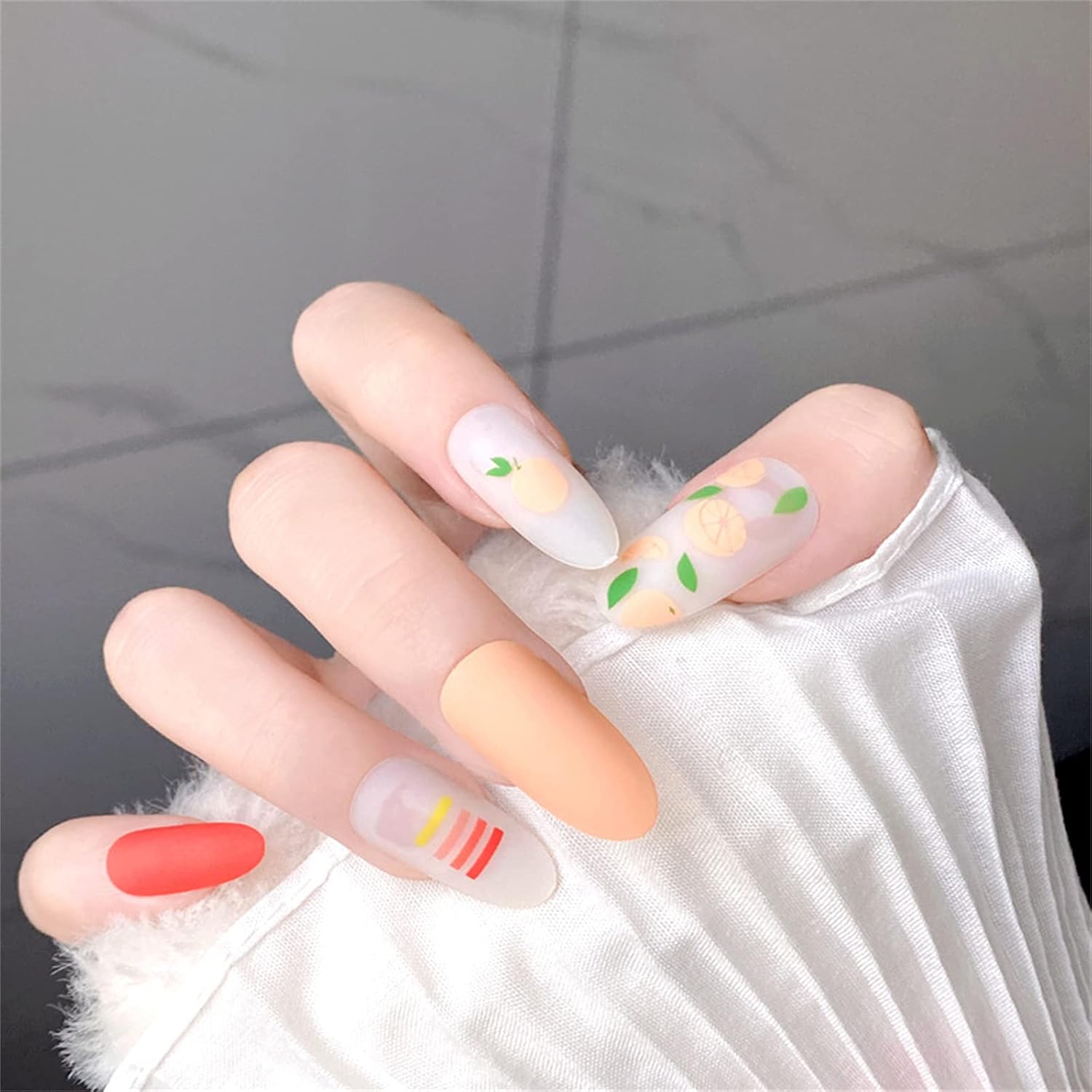 24pcsマットマット赤と黄色の虹の偽の爪女性サロンの専門 24pcsマットマット赤と黄色の虹の偽の爪女性サロンの専門