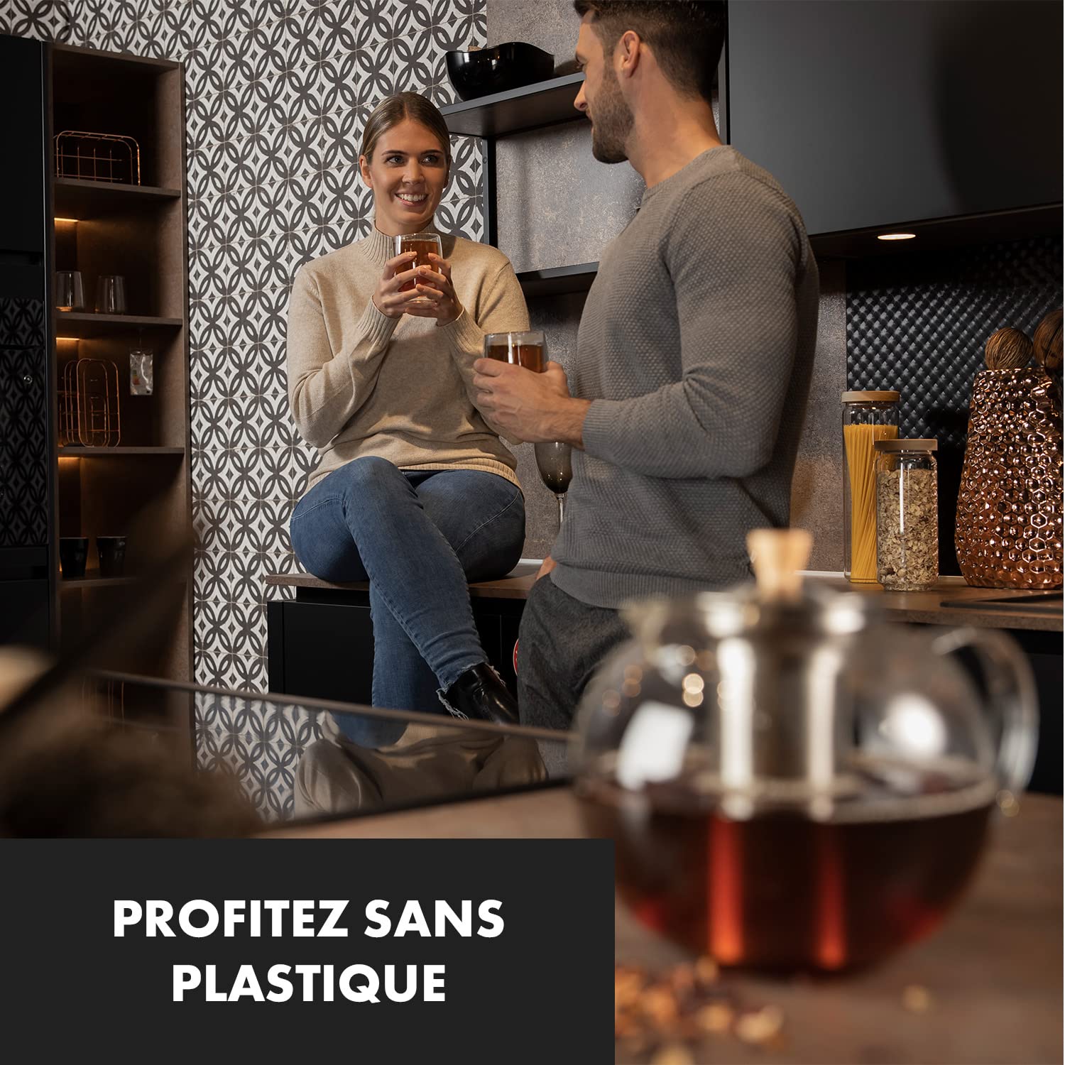 Théière en Verre Sans Chauffe (1,3L) - Avec Infuseur Inox, Élégante Poignée en Bois et Passoire en Acier Inoxydable