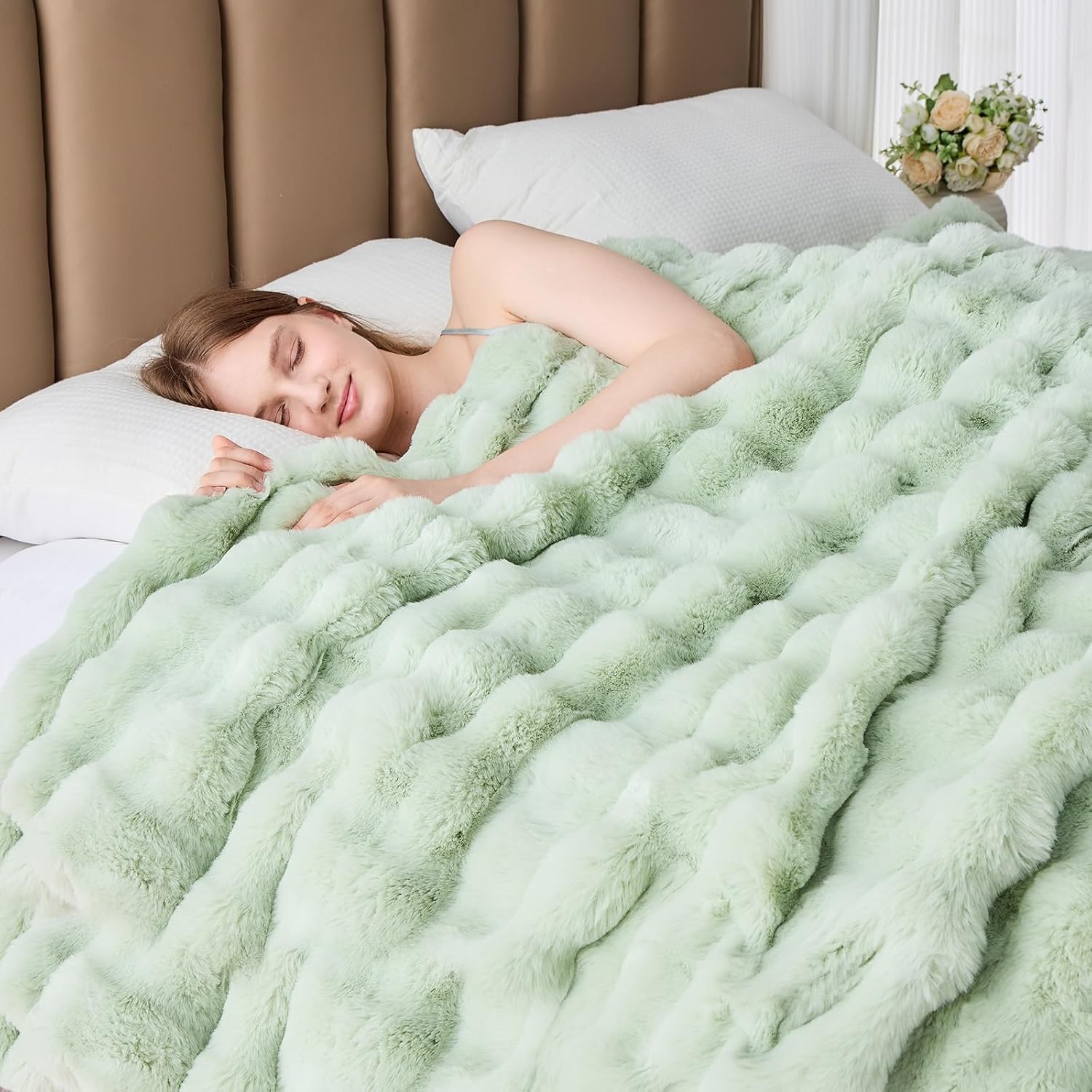 Faux Fur Throw Blanket for Couch, 1000 GSM Cozy Fuzzy Fluffy Soft Plush Thick Bubble Sherpa Blanket for Sofa Bedroom Living Room, Mothers Day Birthday Gifts for Women Home Decor - Image 3