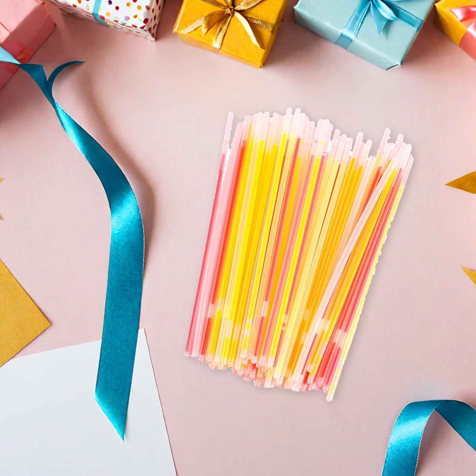 Gatuida Set Bacchette Luminose per Feste 150 Pezzi in Plastica | Braccialetti Neon, Attivazione Semplice, Bagliore Prolungato, per Raves e Party, Adatti Adulti e Bambini