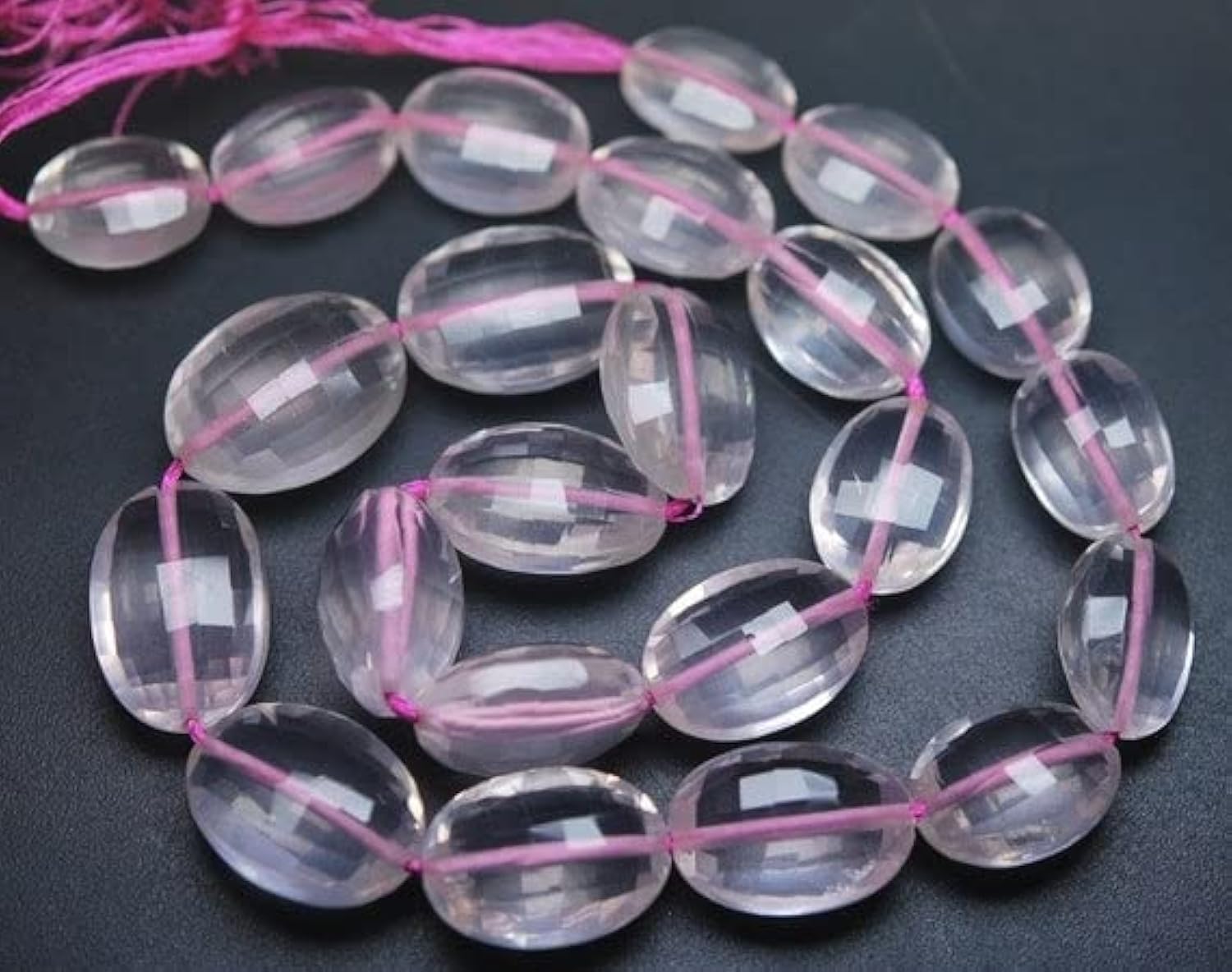 Quartz rose facetté nuggets, un fil de pierres naturelles pour offrir un bijou unique