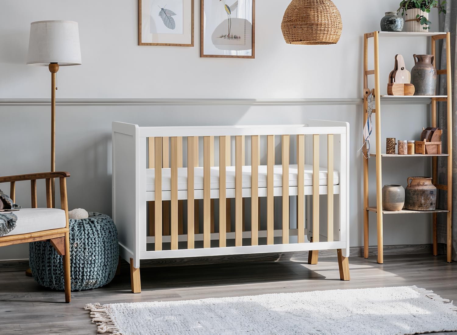 Lit pour bébé en bois 3-en-1, berceau, lit convertible avec barrière de dentition, base ajustable à 3 positions, garde-corps court et matelas inclus, pour bébés de 0 à 5 ans, conforme à la norme EN716
