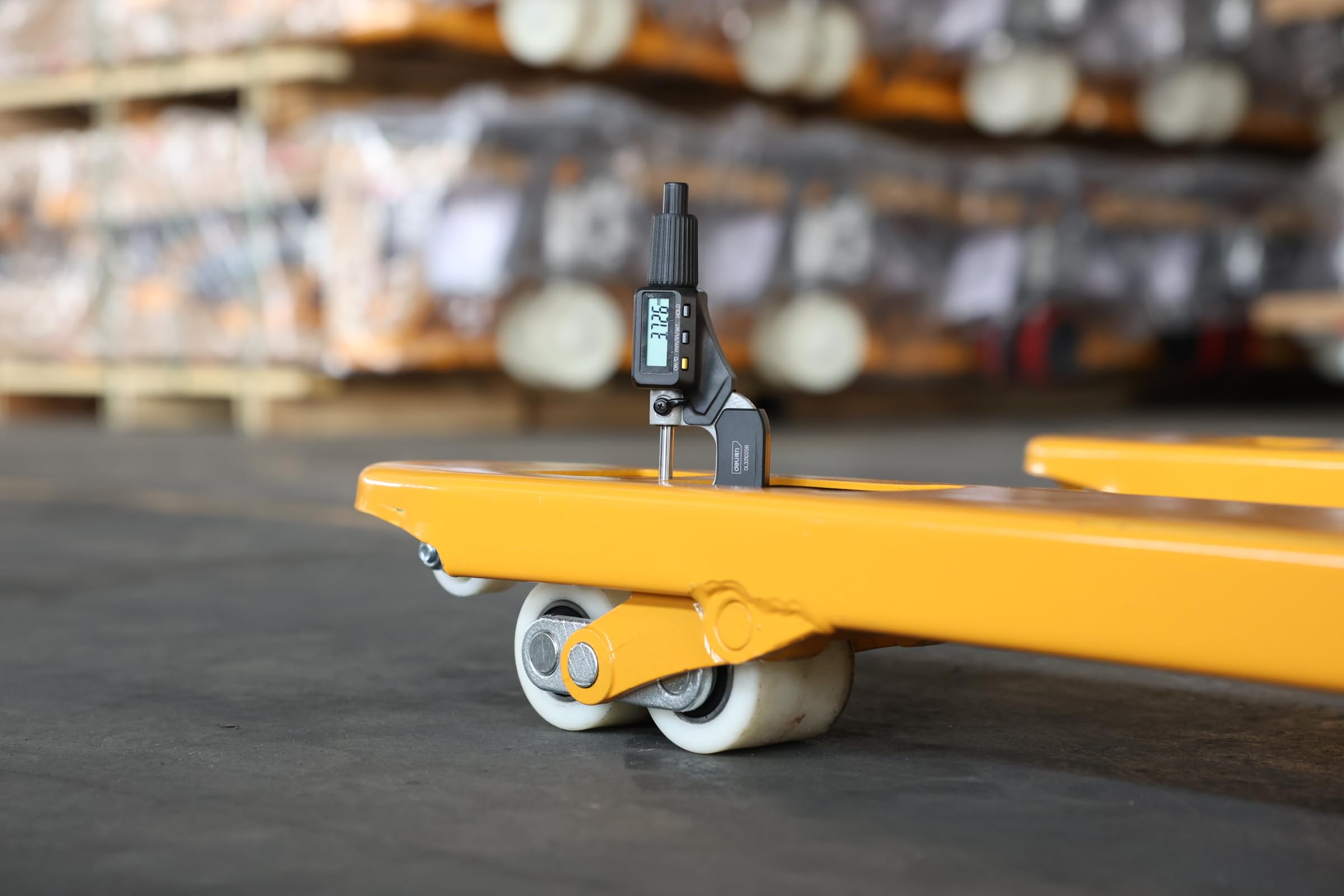 BF2000 Hubwagen | 2.000 kg Tragkraft | 1.150 mm Gabellänge | Nylon-Doppelrollen | Einlaufgabeln | Palettenhubwagen