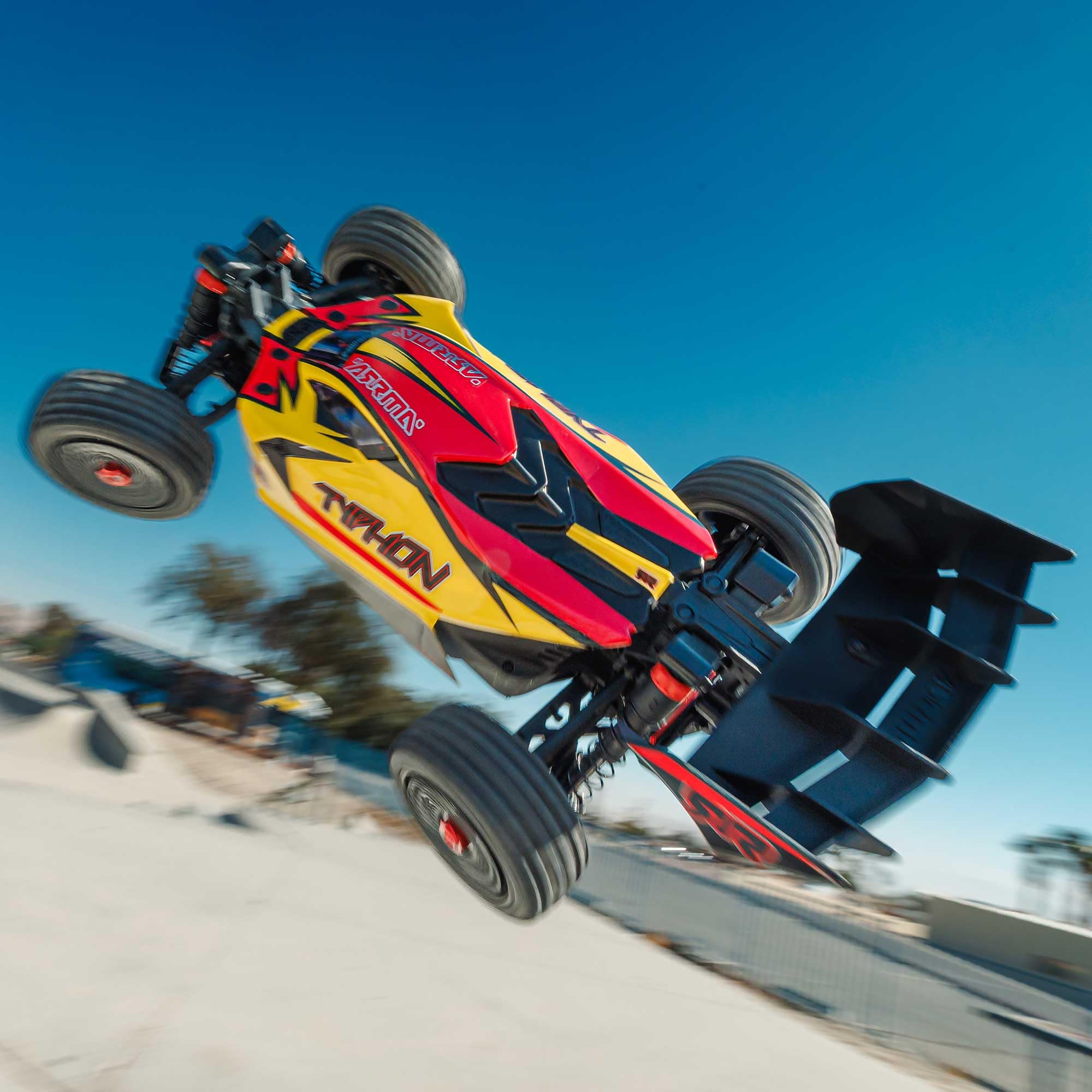 ARRMA Typhon Mega 4X4 RTR 1:8 zdalnie sterowany Buggy Basher Monster Truck, z silnikiem szczotkowym, bez akumulatora i ładowarki, żółty